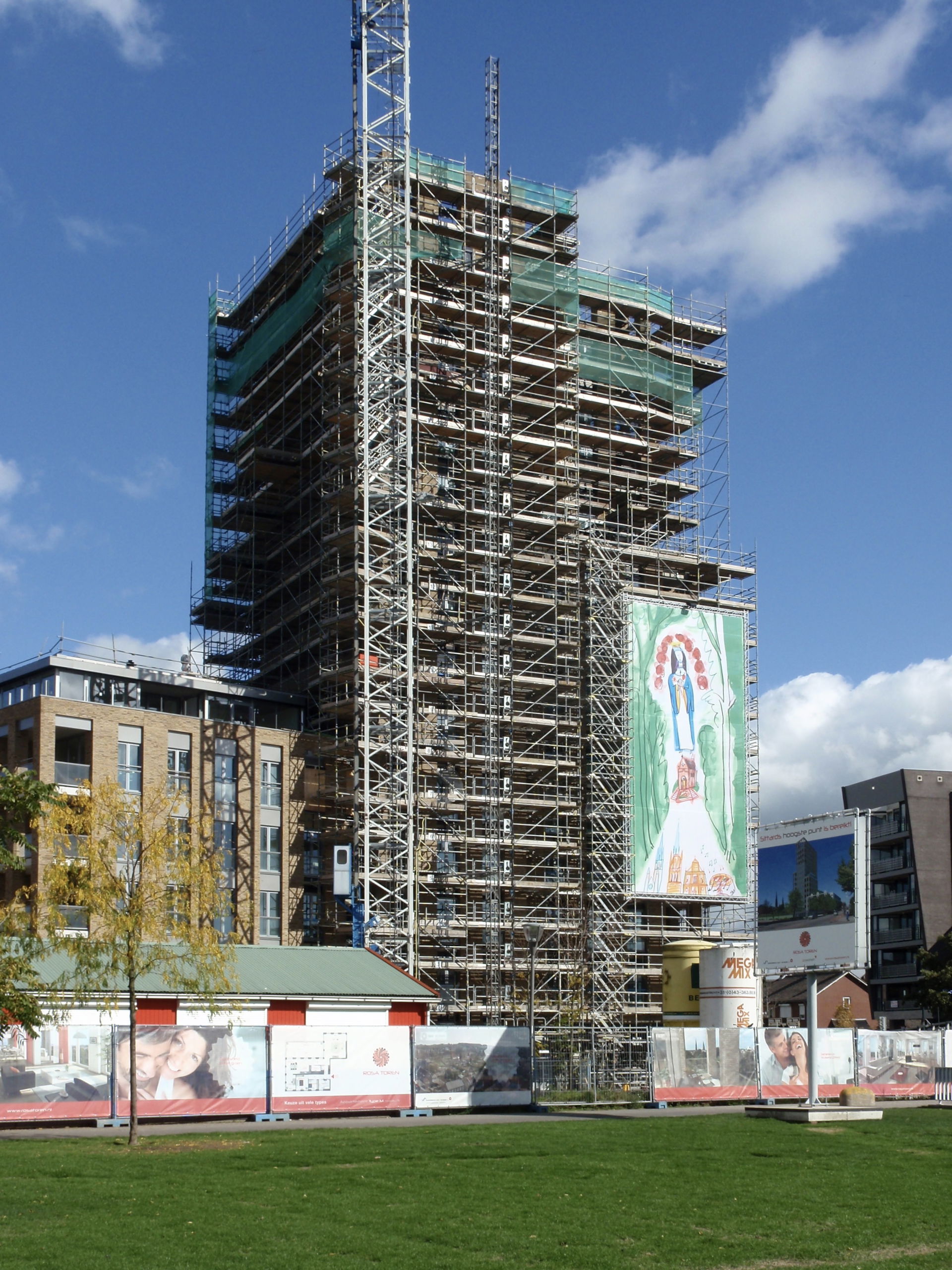 De Rosa-toren aan de Odasingel in Sittard in aanbouw. De woonto…