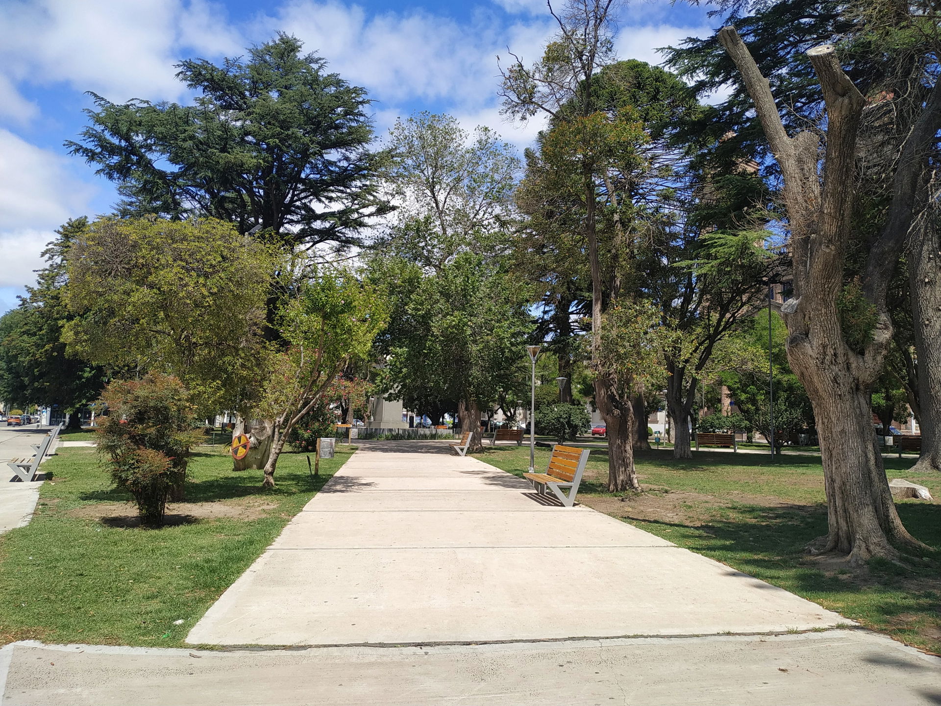 Ingreso a la plaza Alsina, de la ciudad de Viedma por calle Bue…