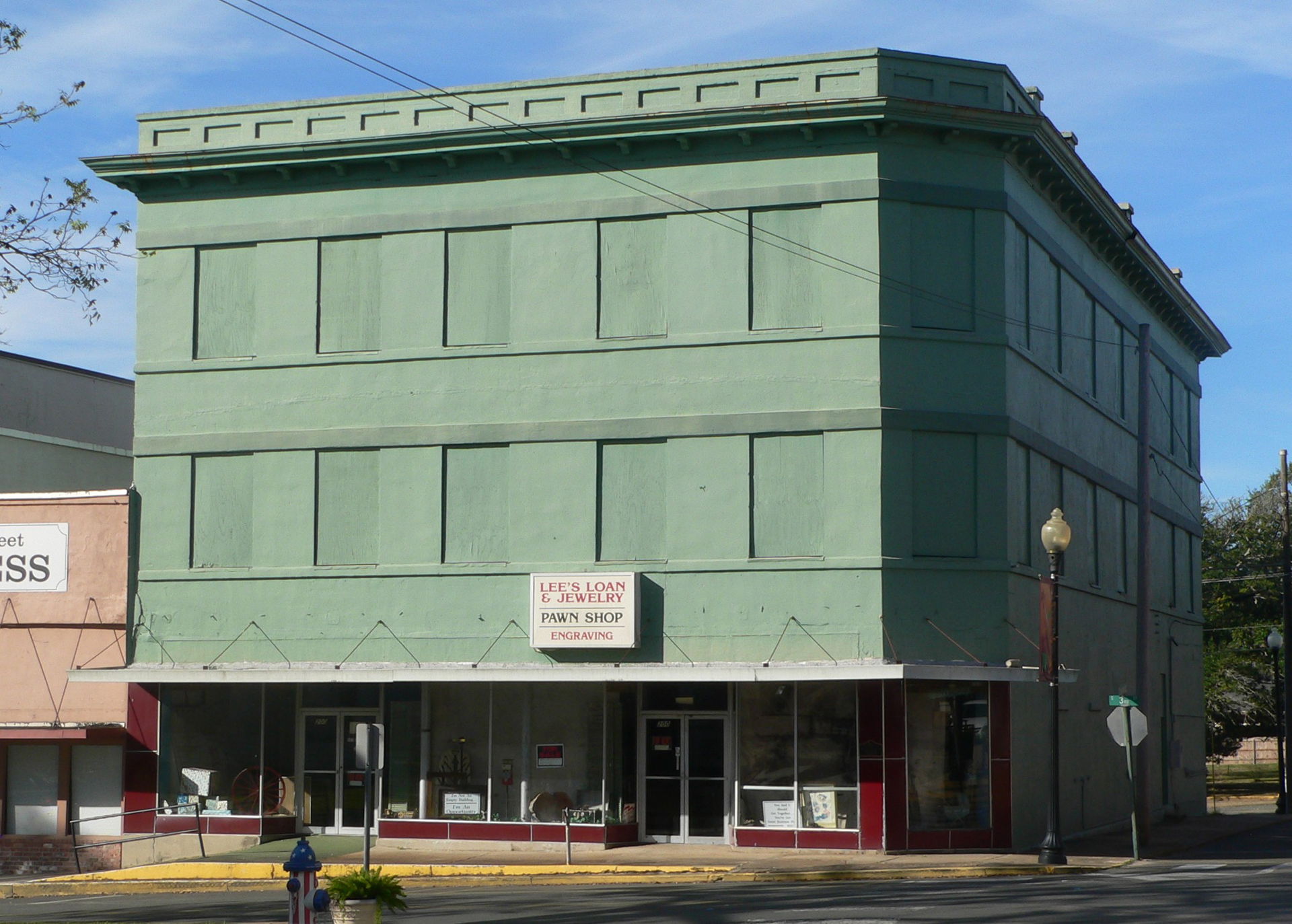 Downtown Leesville, Louisiana: National Hotel building, at sout…
