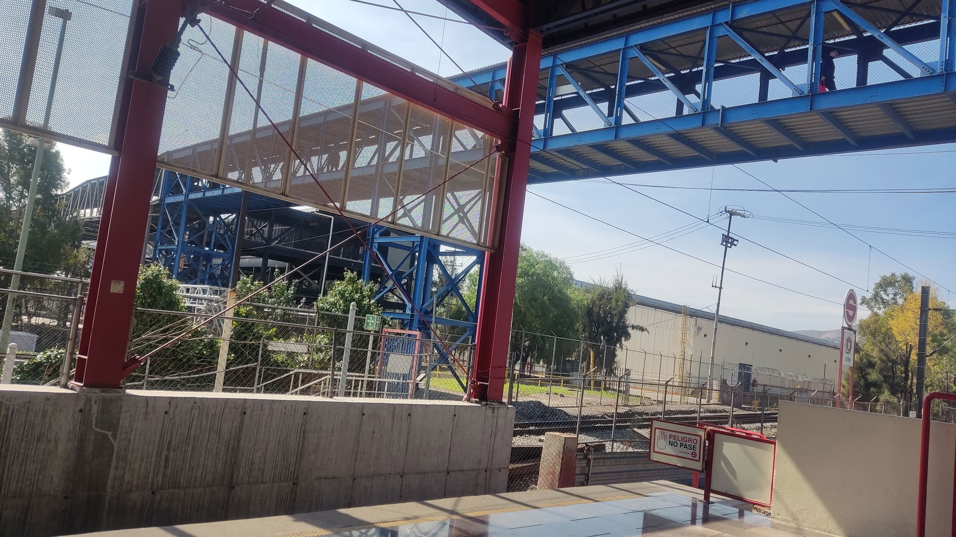 Puente que conecta al Tren Suburbano con el Mexibús