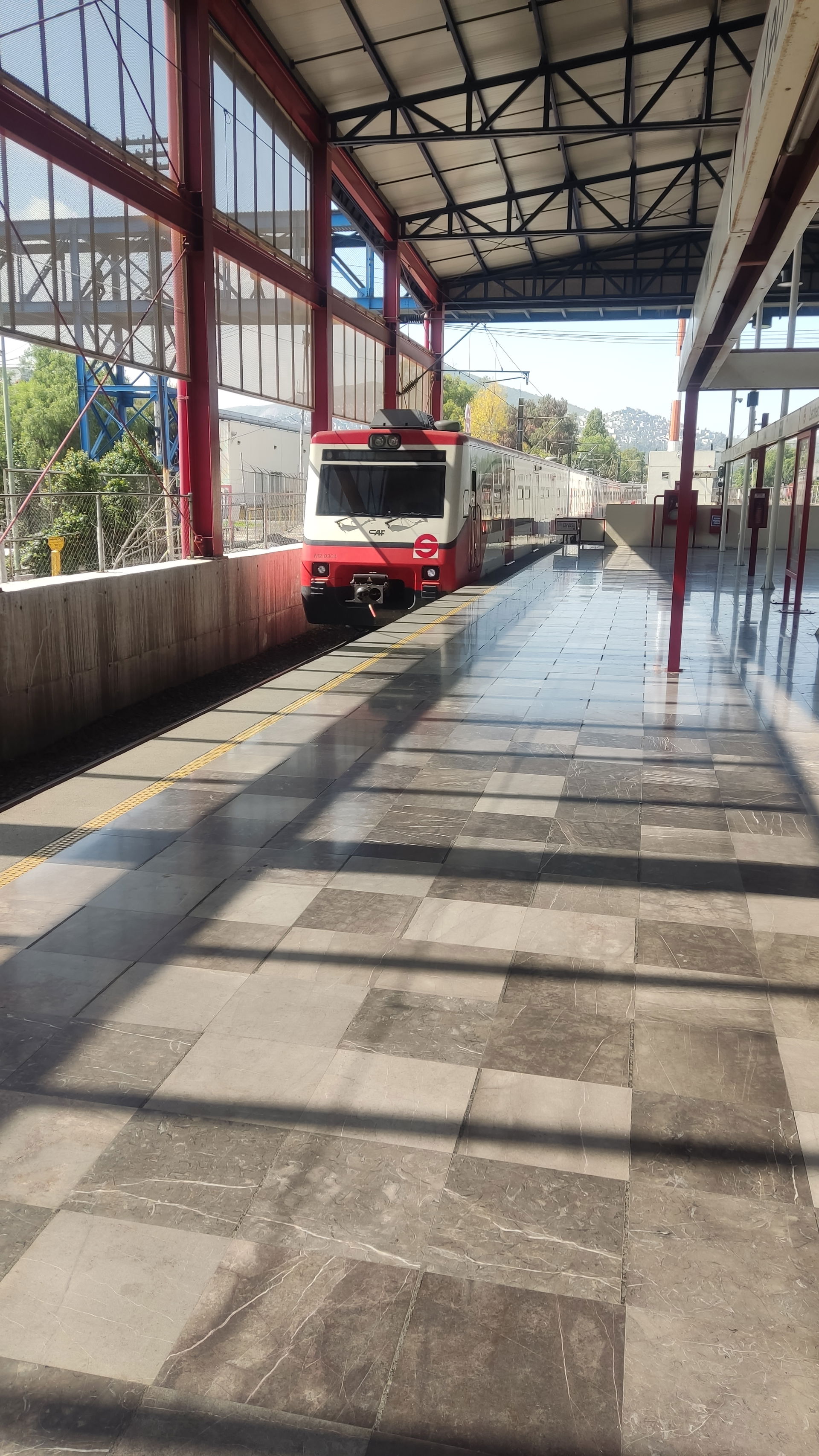 Un tren llega a la estación
