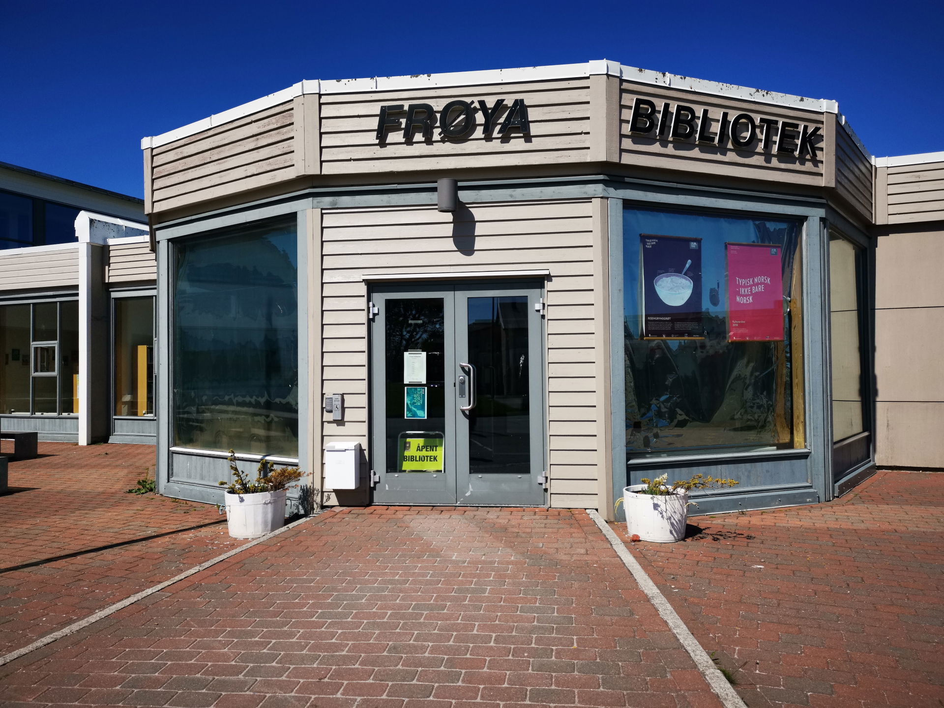 Frøya folkebibliotek, hovedbibliotek på Sistranda, ingang