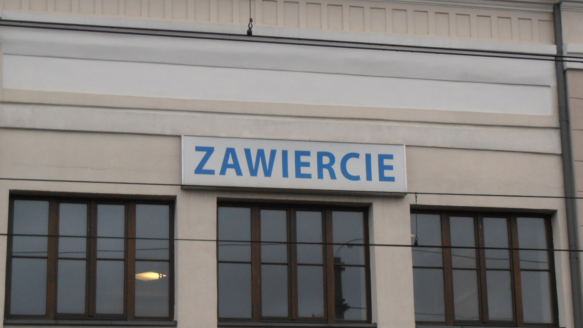 Zawiercie (woj. śląskie, Polska). Dworzec kolejowy. Tablica z n…