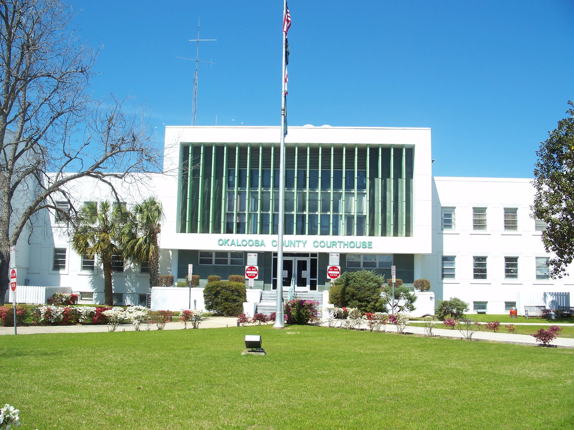 Crestview, Florida:
Okaloosa County Courthouse.