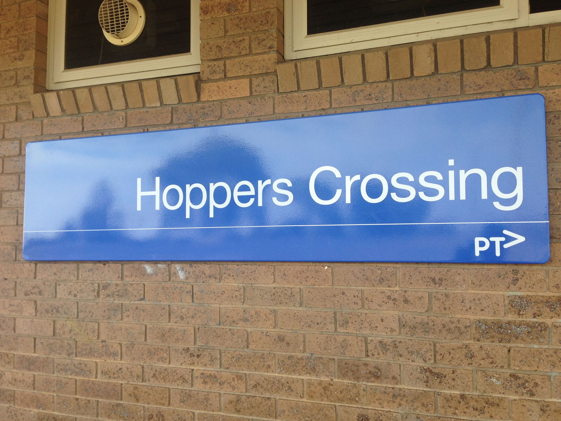 Hoppers Crossing Station sign