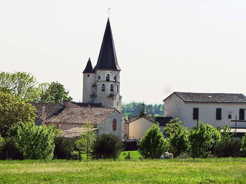 Clocher de l'église blanc surmonté d'une flèche en ardoise, tou…