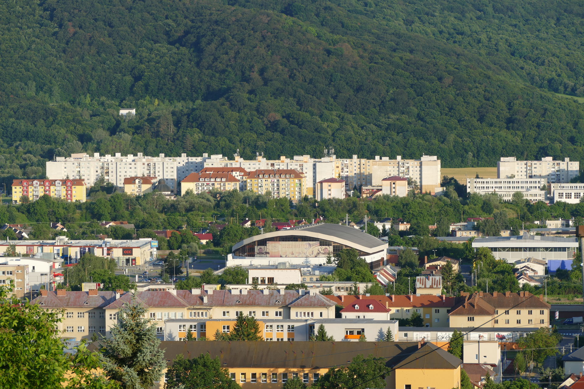 Pohľad na mesto Humenné od severu, vzadu Sídlisko Pod Sokolejom