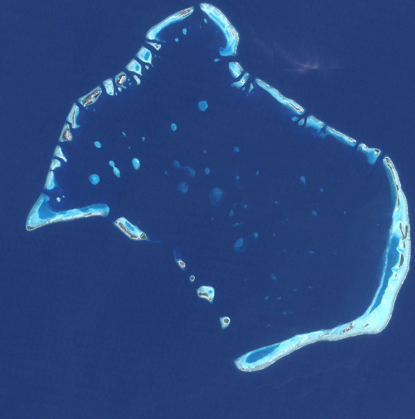 This image (Landsat 7) shows Faadhippolhu atoll in the Lhaviyan…