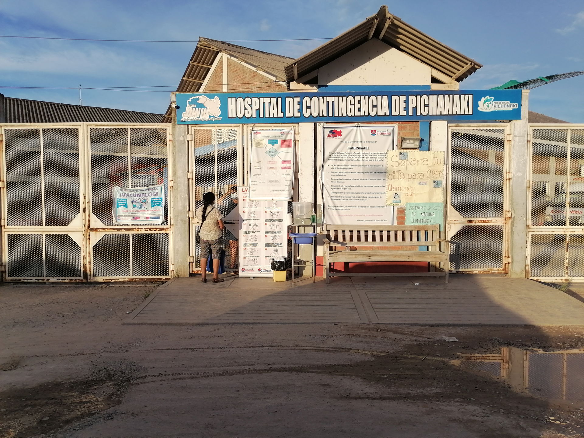 Una mujer solicita información en la entrada del Hospital de co…