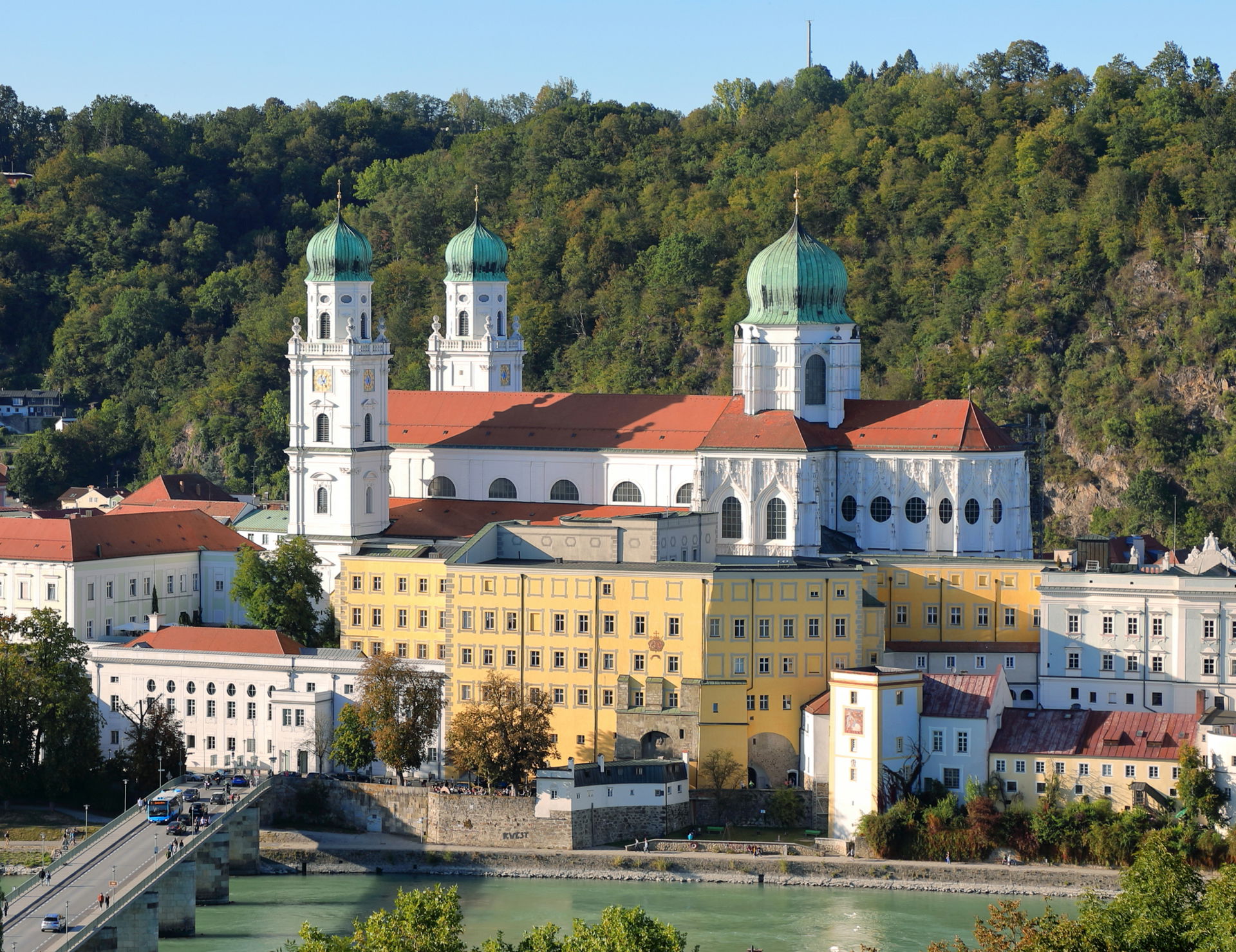 Blick vom Mariahilfberg auf den Passauer Dom mit der Alten Resi…