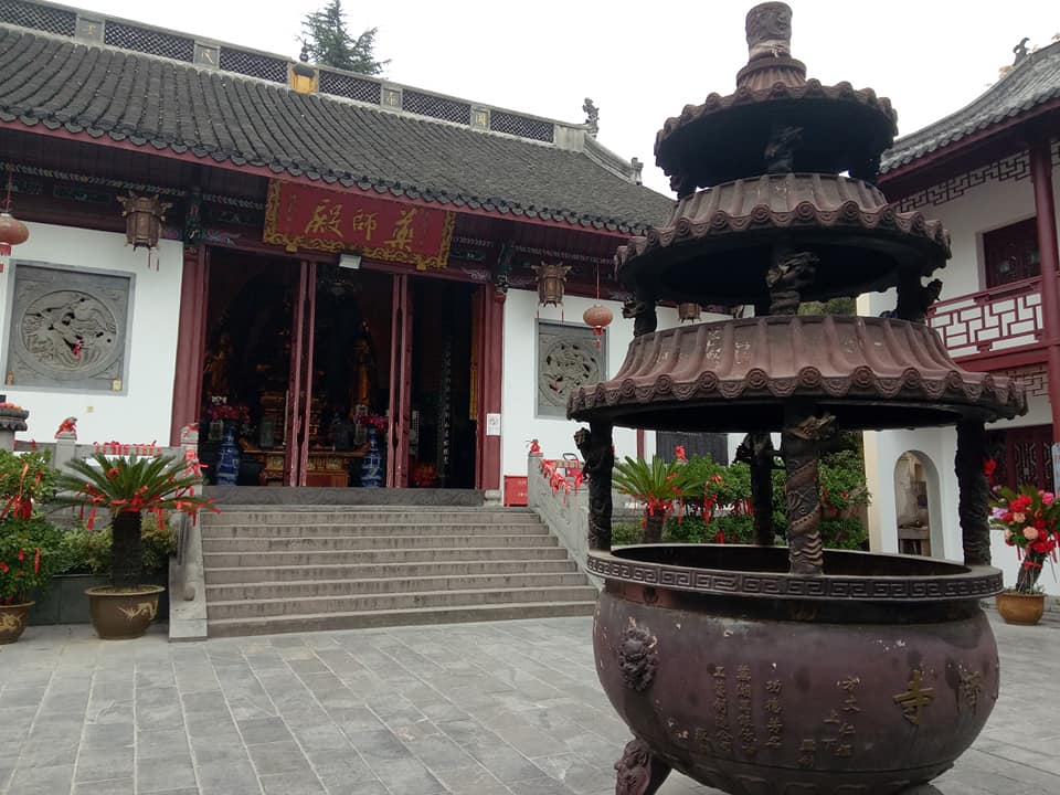 Wierook en Buddhaverering in de Quangji Tempel in Wuhu.