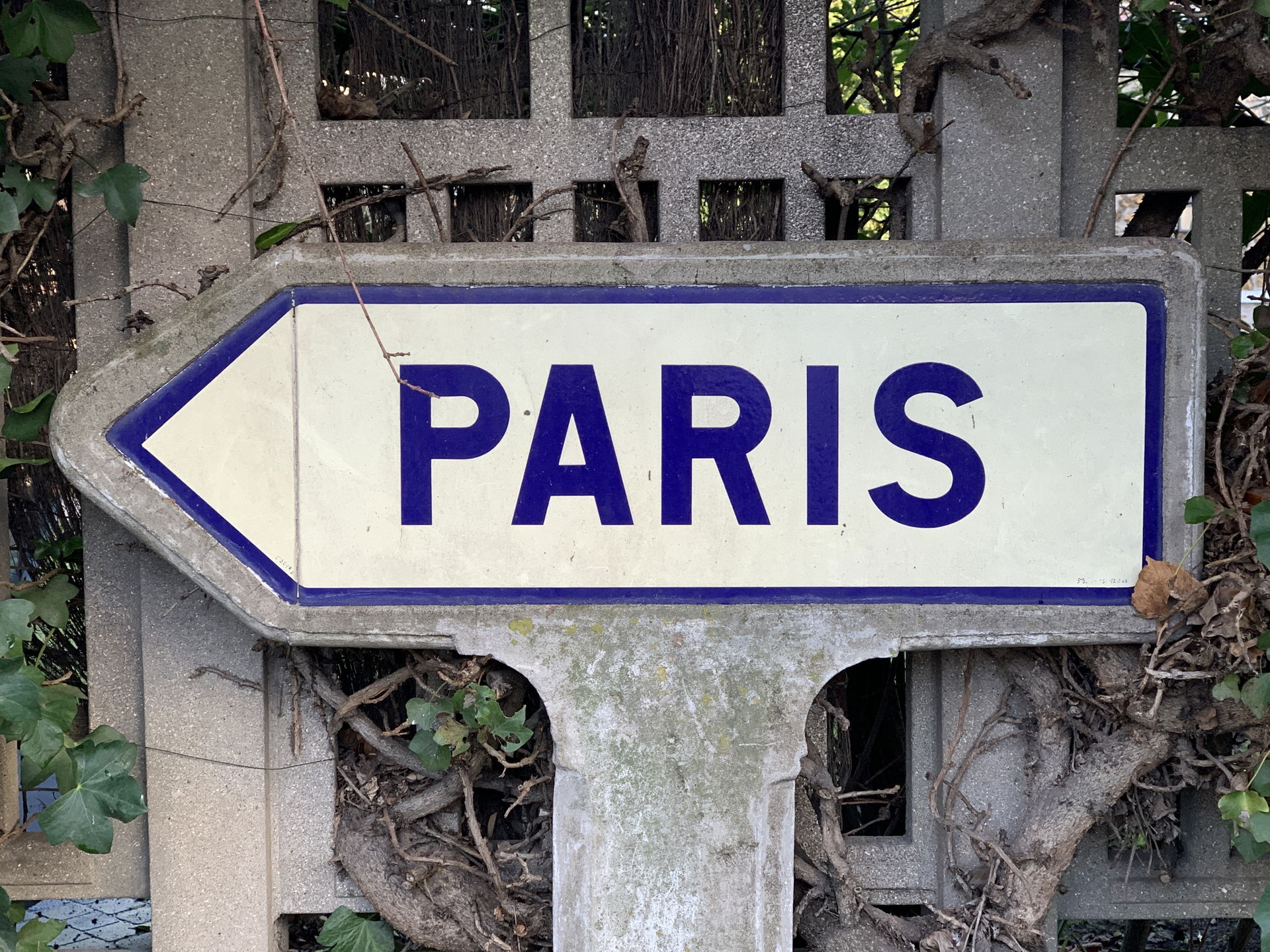 Michelin road sign giving the direction to Paris along Île-d'Am…