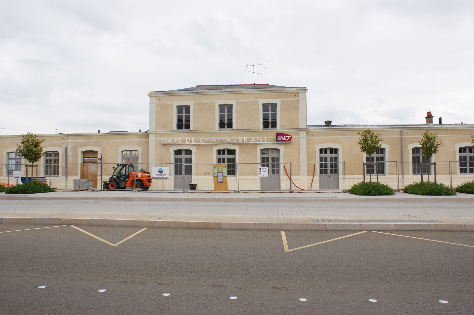Gare de Châteaubriant, le bâtiment voyageurs en cours de rénova…
