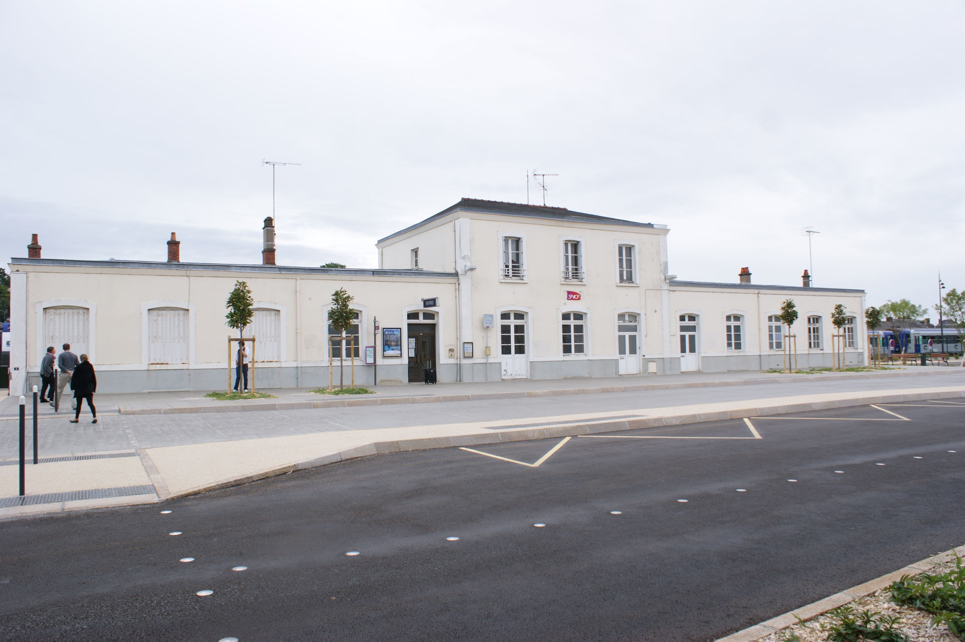 Le bâtiment voyageurs et l'entrée de la gare, vue de la place r…