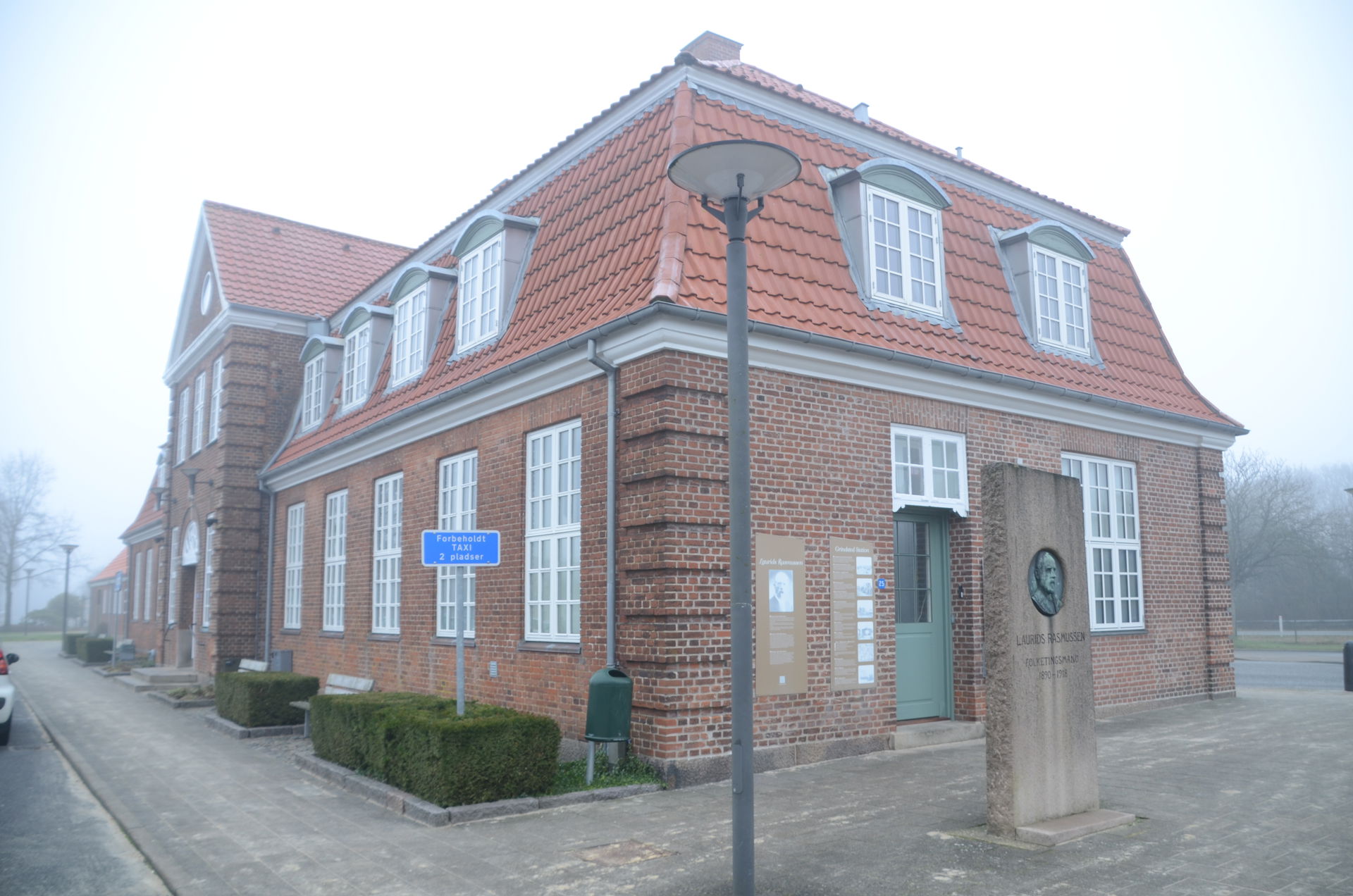 Den gamle stationsbygning i Grindsted set fra sydvest med Laust…
