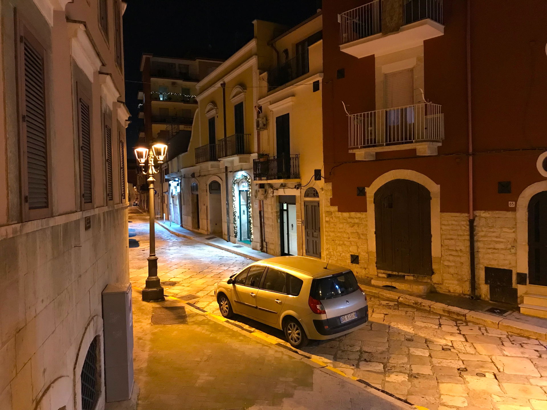 Стара вулиця біля театру у місті Barletta
