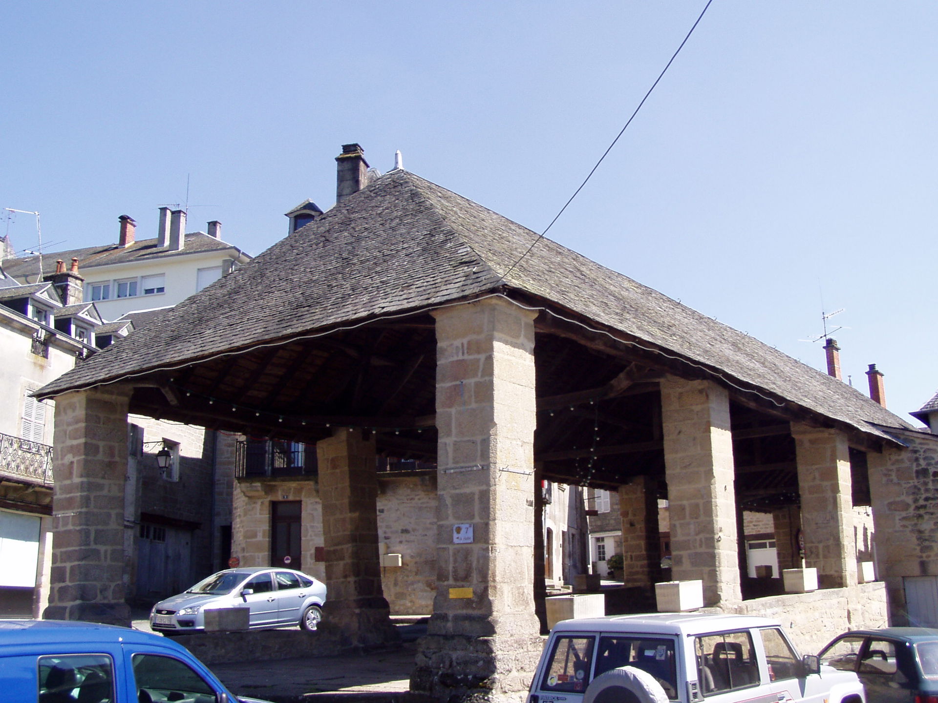 Photo de la halle de Treignac, prise le 29 avril 2006 par Accro…