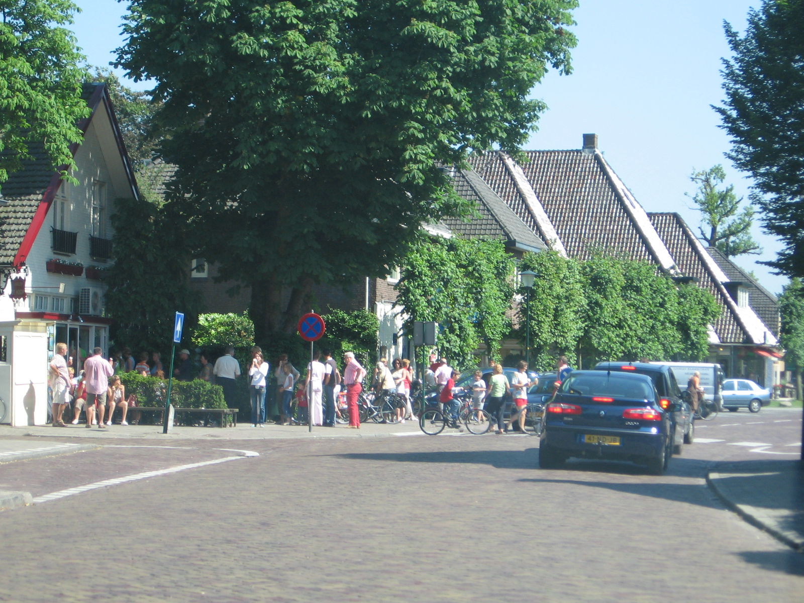 Blaricum, met een rij voor de befaamde ijswinkel, juni 2006