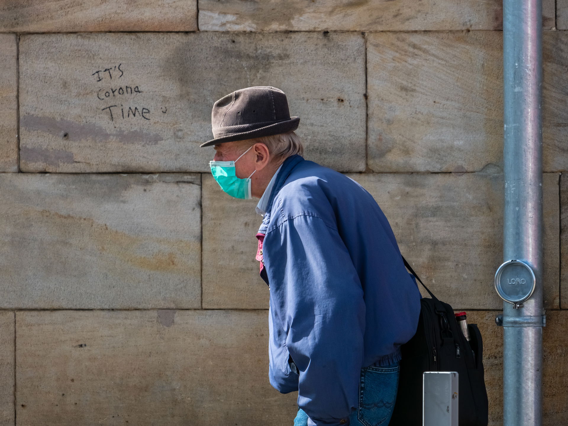 Man with prescribed protective mask on the occasion of the Coro…
