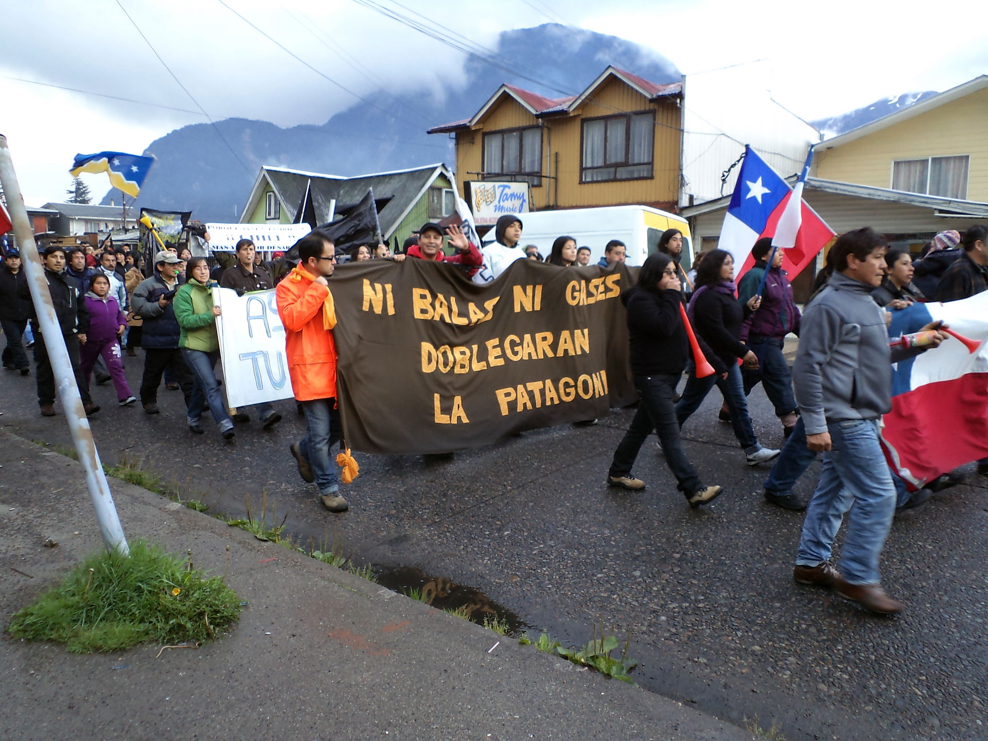 Protestas en el Puente Presidente Ibáñez en Puerto Aysén, Chile.