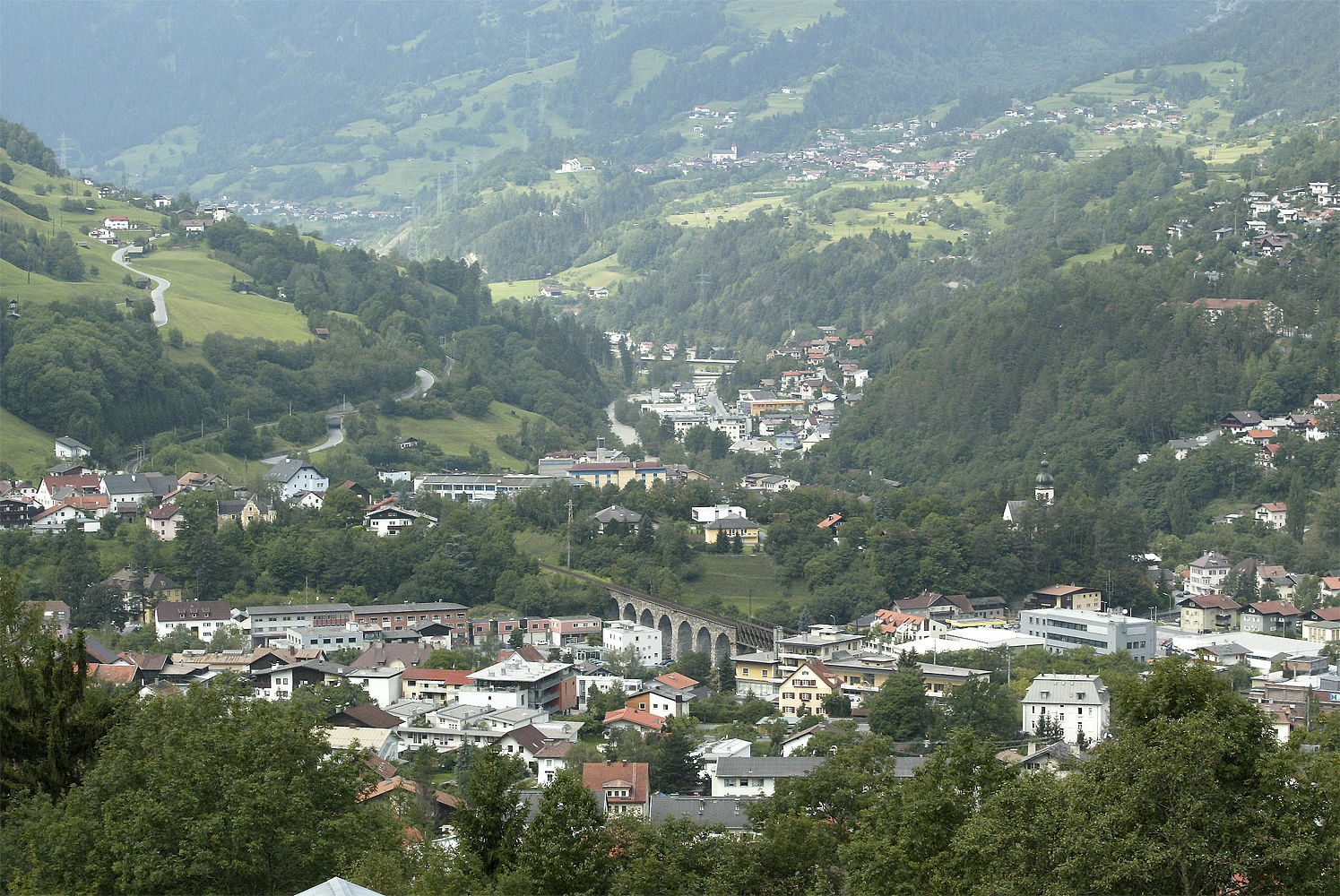 Stadtgemeinde Landeck in Tirol, Österreich. In der Bildmitte is…