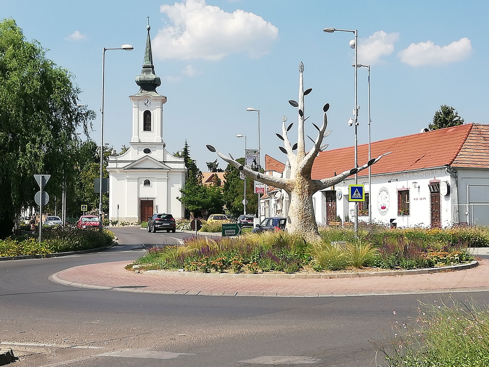 Körforgalmú tér Pomáz központjában az Életfa c. szoborral