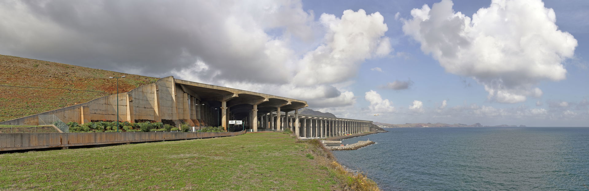 Madeira Airport Runway The concrete pillars of the 2000 extensi…