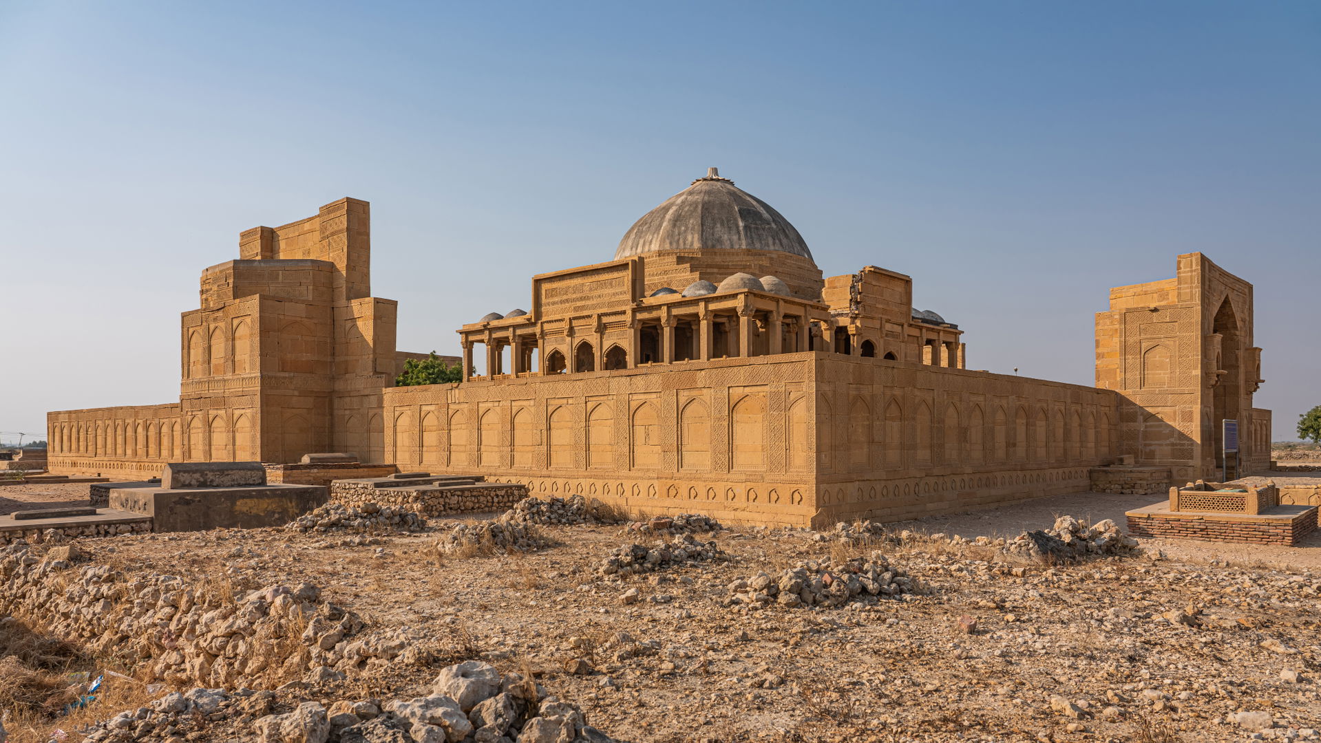 Makli Necropolis in Thatta (Sindh, Pakistan): tomb of Mirza Isa…
