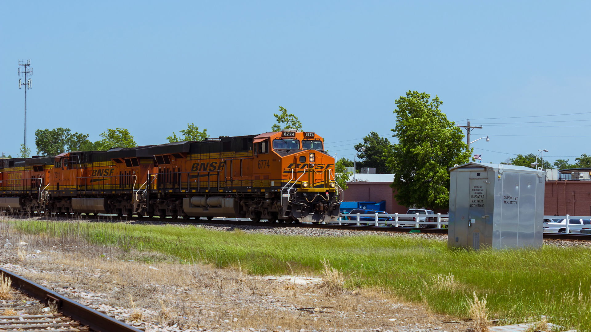 A westbound BNSF intermodal passes through Claremore, OK on it'…