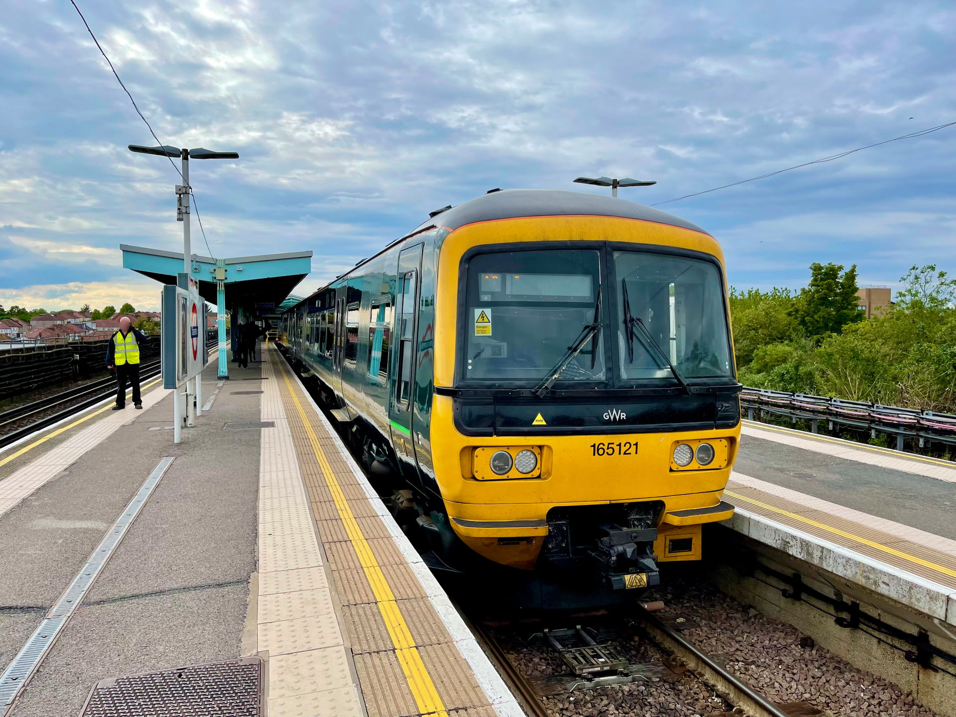 Class 165 (165 121) of GWR at Greenford station.