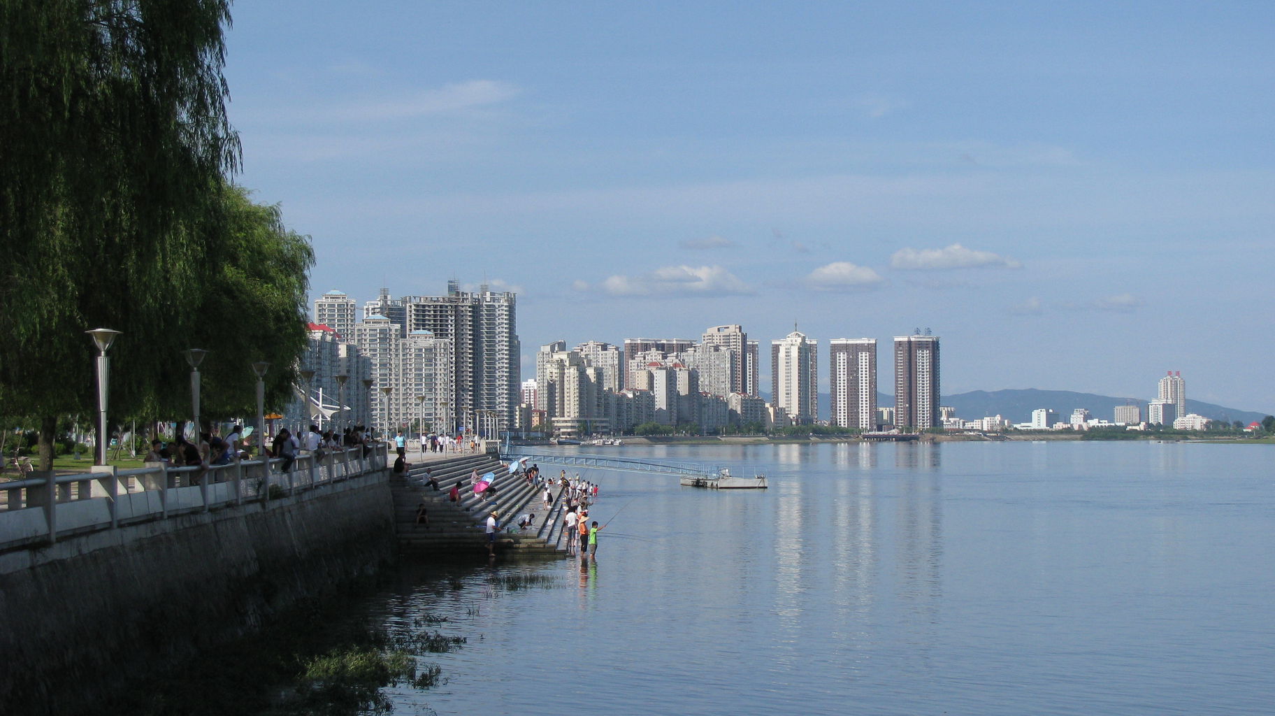 江边 bank of Yalu River