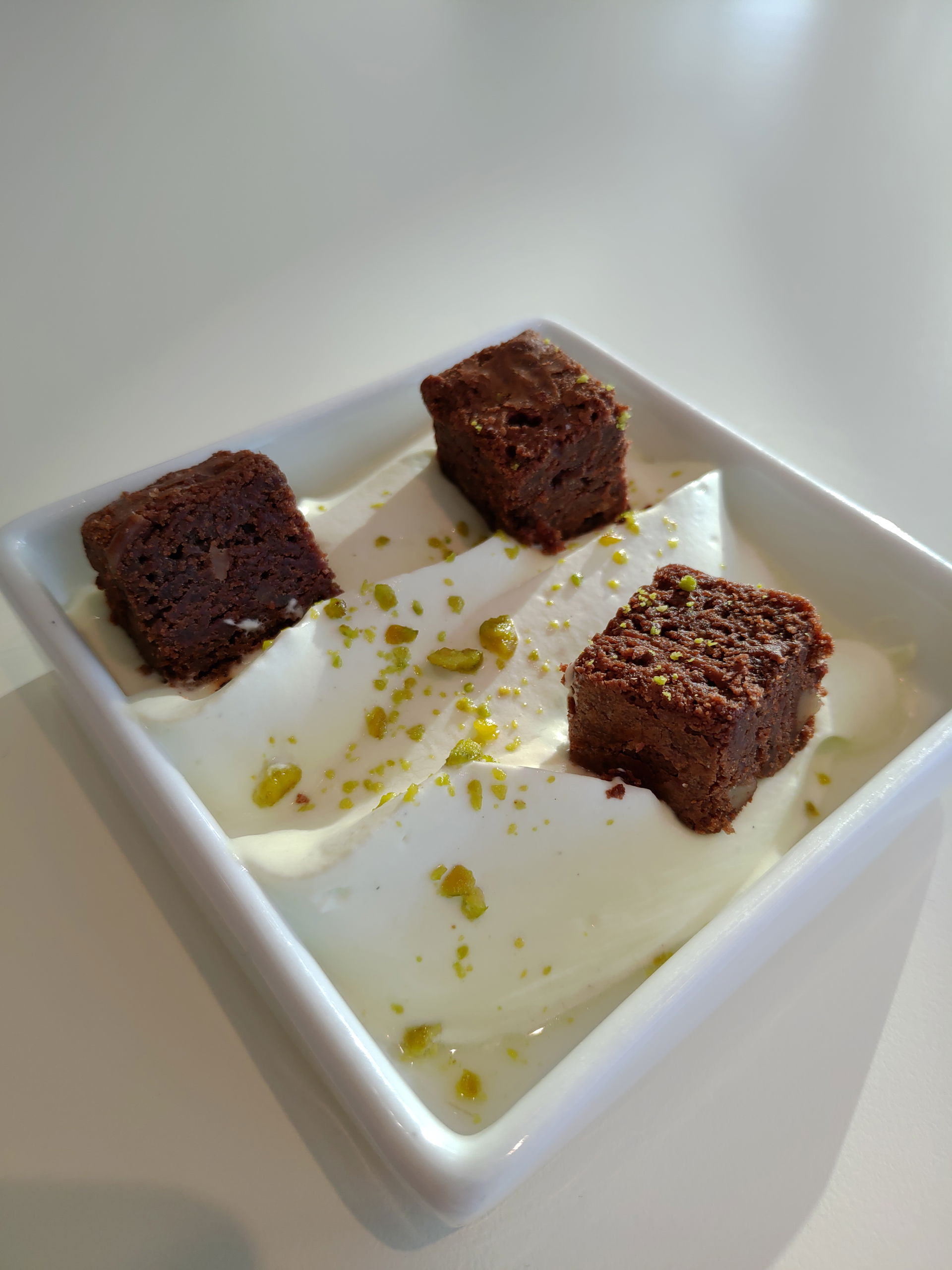 Fontainebleau accompagné de brownie et saupoudré d'eclats de pi…
