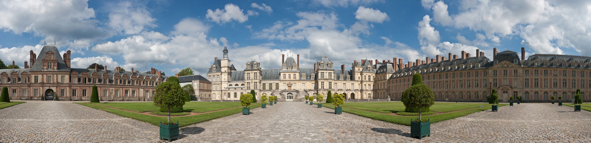 A thirteen segment panoramic image of the Palace of Fontaineble…