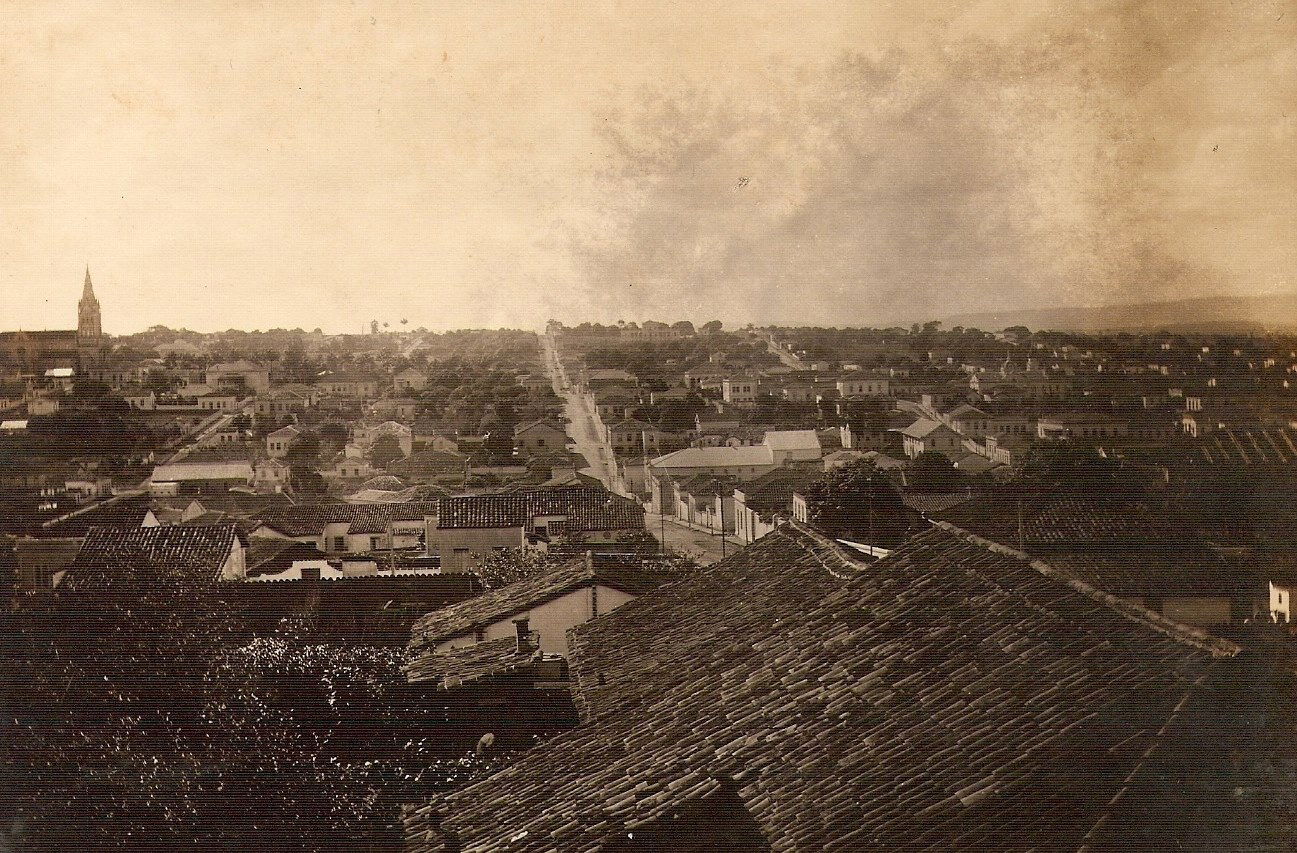 Panorama de Mococa durante os anos 20. Ao fundo, a Matriz de Sã…