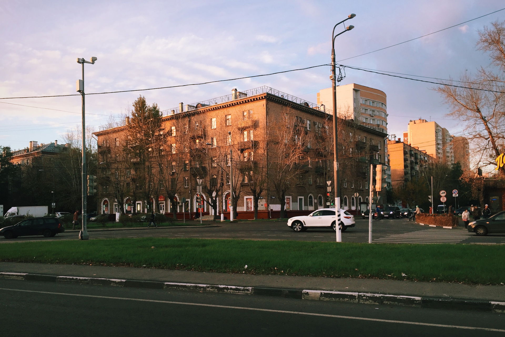 Березовая аллея (на переднем плане) и Отрадный проезд. Угловой …