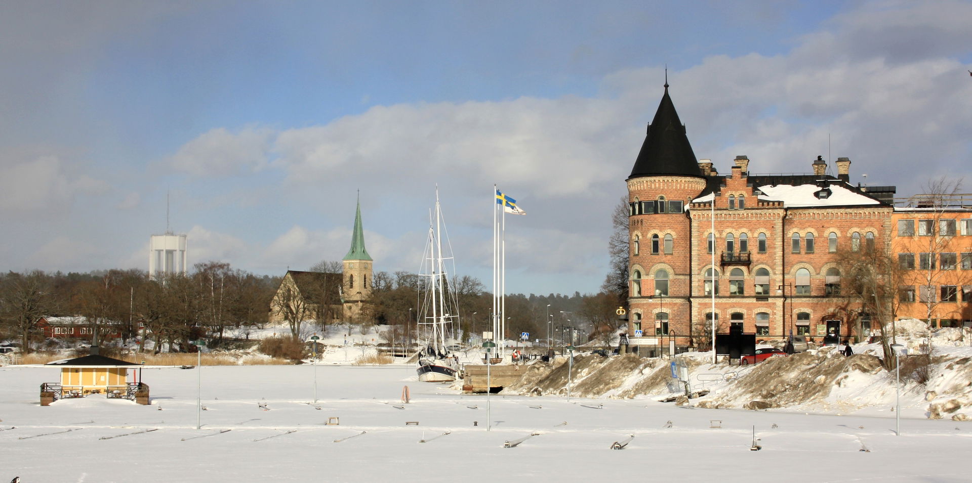 Hamnen i Gustavsberg, delar av det gamla fabriksområdet till hö…