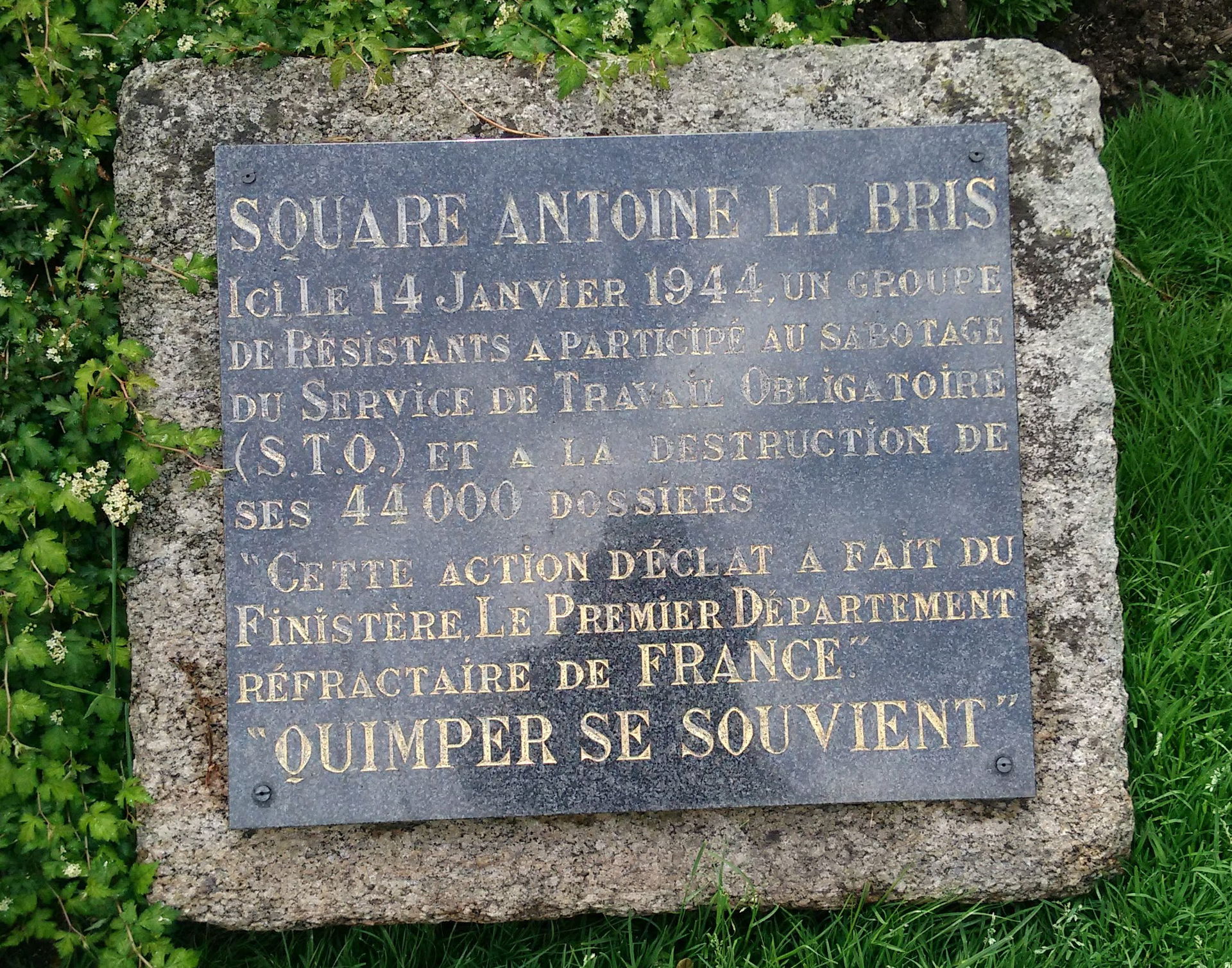 stèle à la mémoire d'Antoine Le Bris et du sabotage du STO le 1…