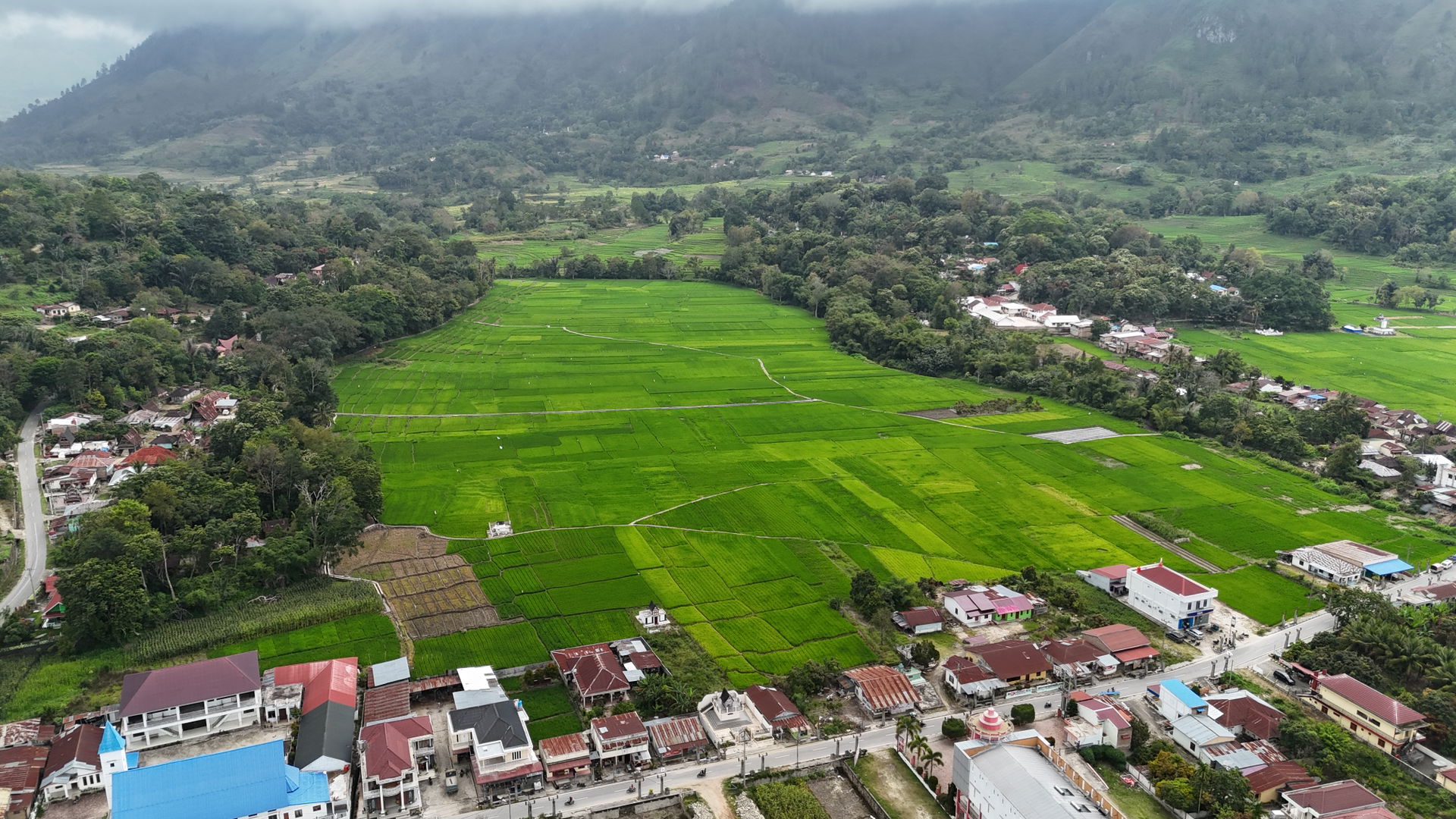 Kawasan desa Muara di pinggiran danau Toba