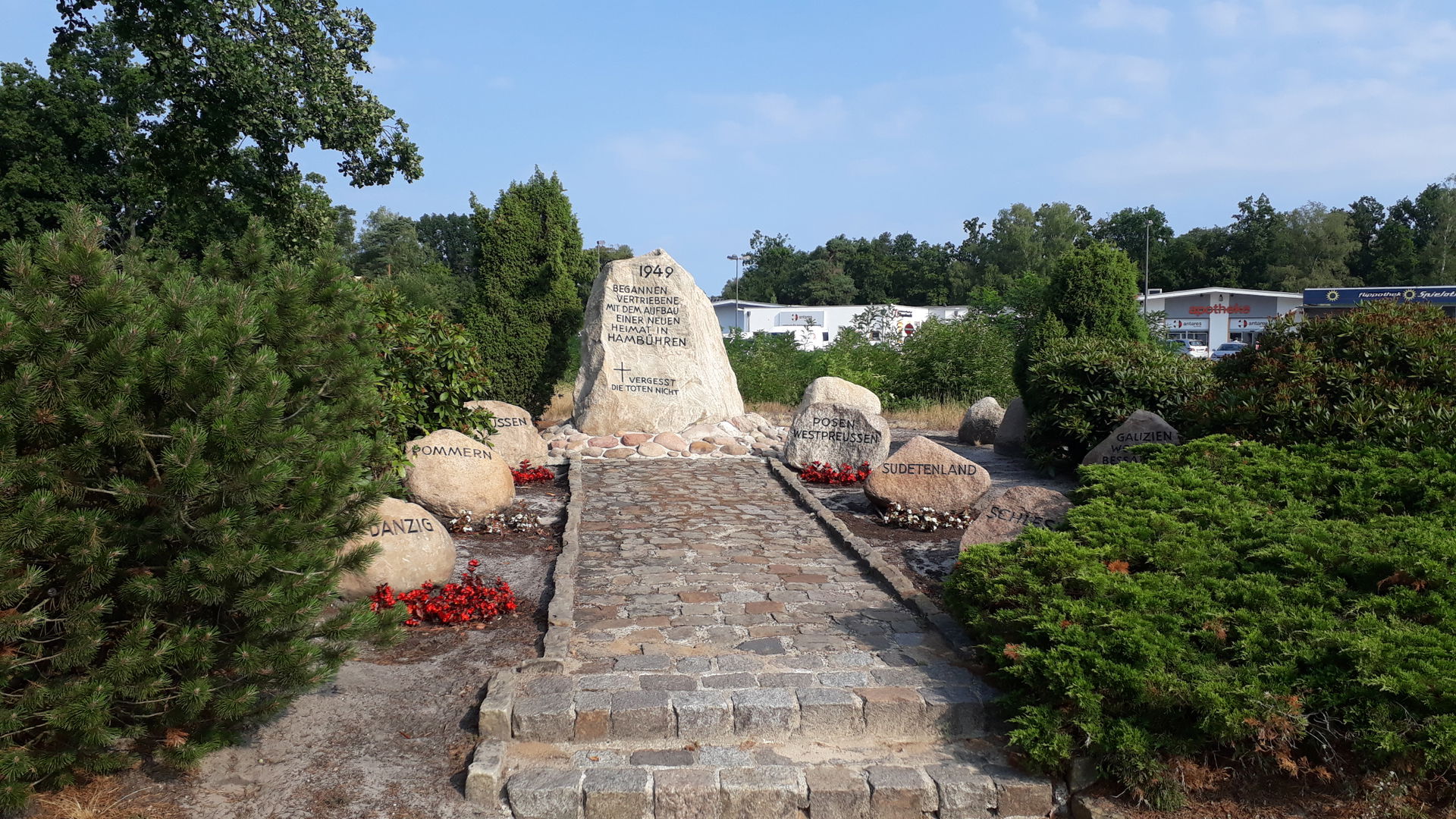 Hambühren. Vertriebenendenkmal in der Ostlandstraße. Wegsteine …
