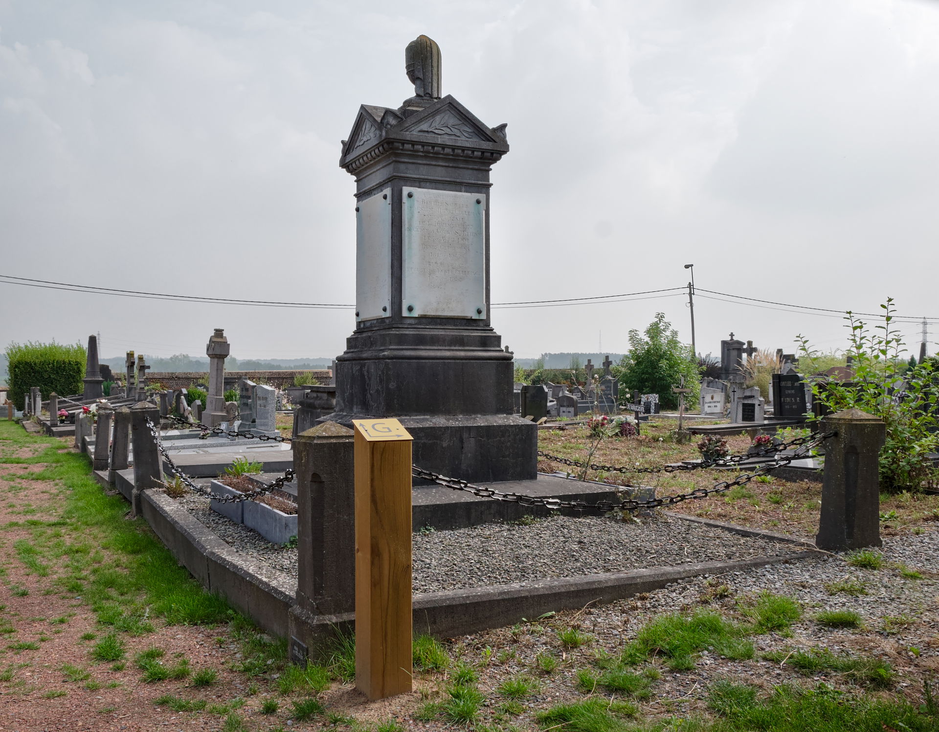 Ceulemans monument in Court-Saint-Étienne cemetery