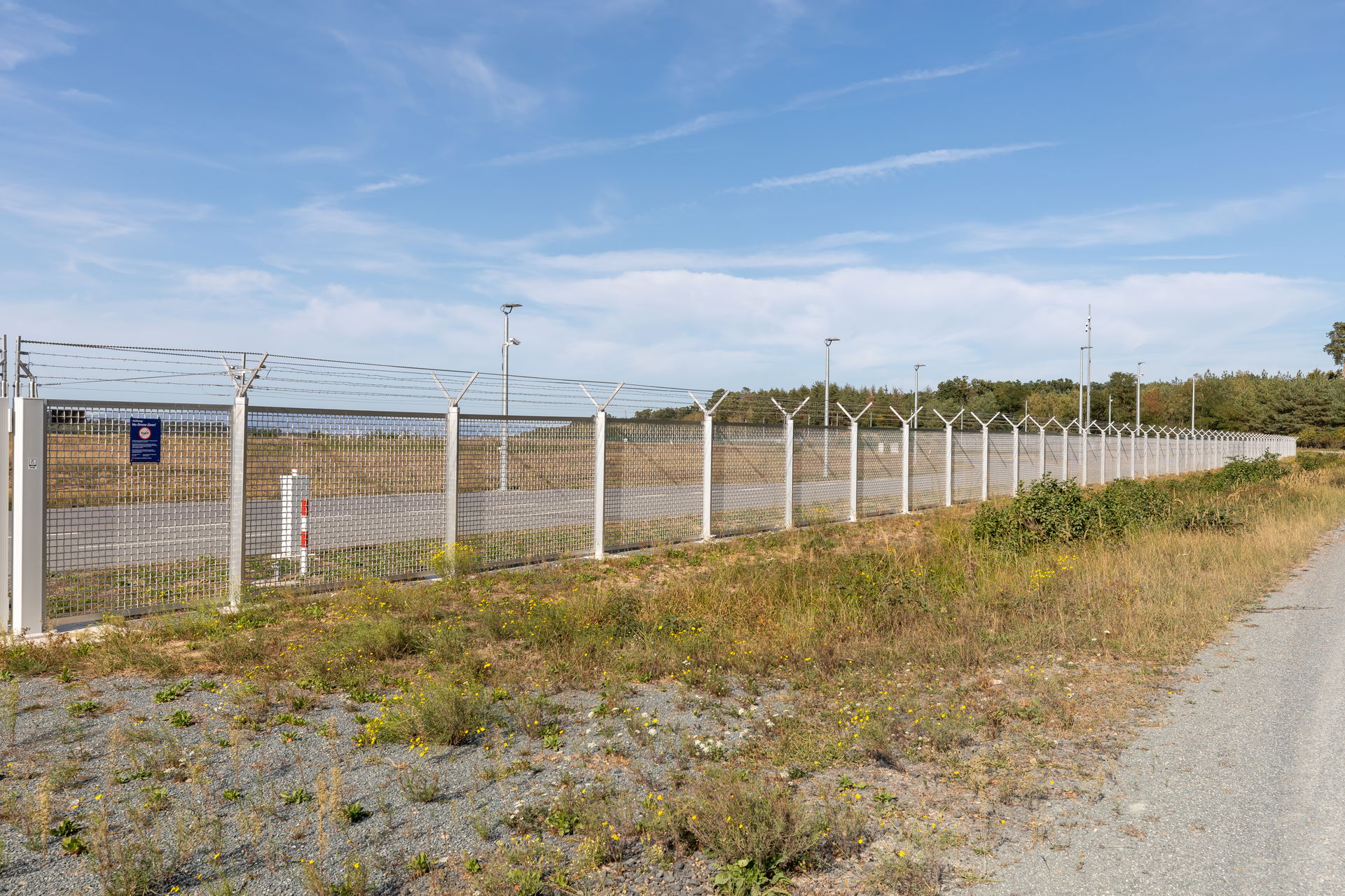 Perimeter fence at the southern end of RWY 18 at Frankfurt Inte…