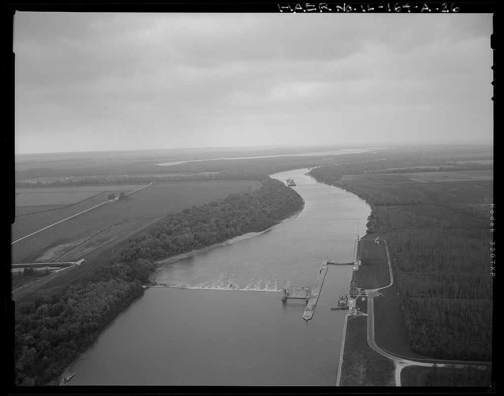 The w:La Grange Lock and Dam on the w:Illinois River at w:Versa…