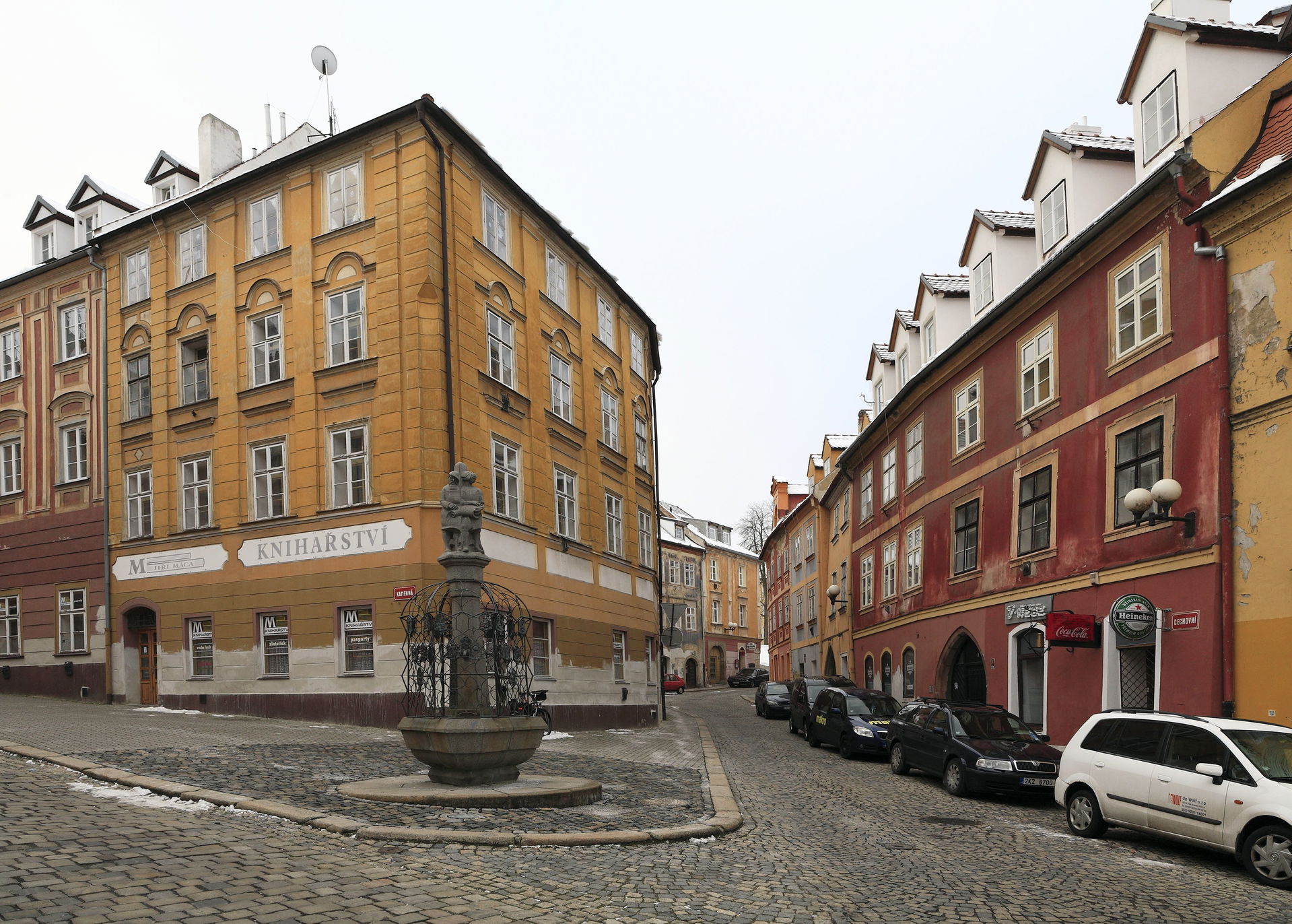 in der Kamenná/Steingasse, Ecke Zunftgasse/Cechovní. Der Brunne…