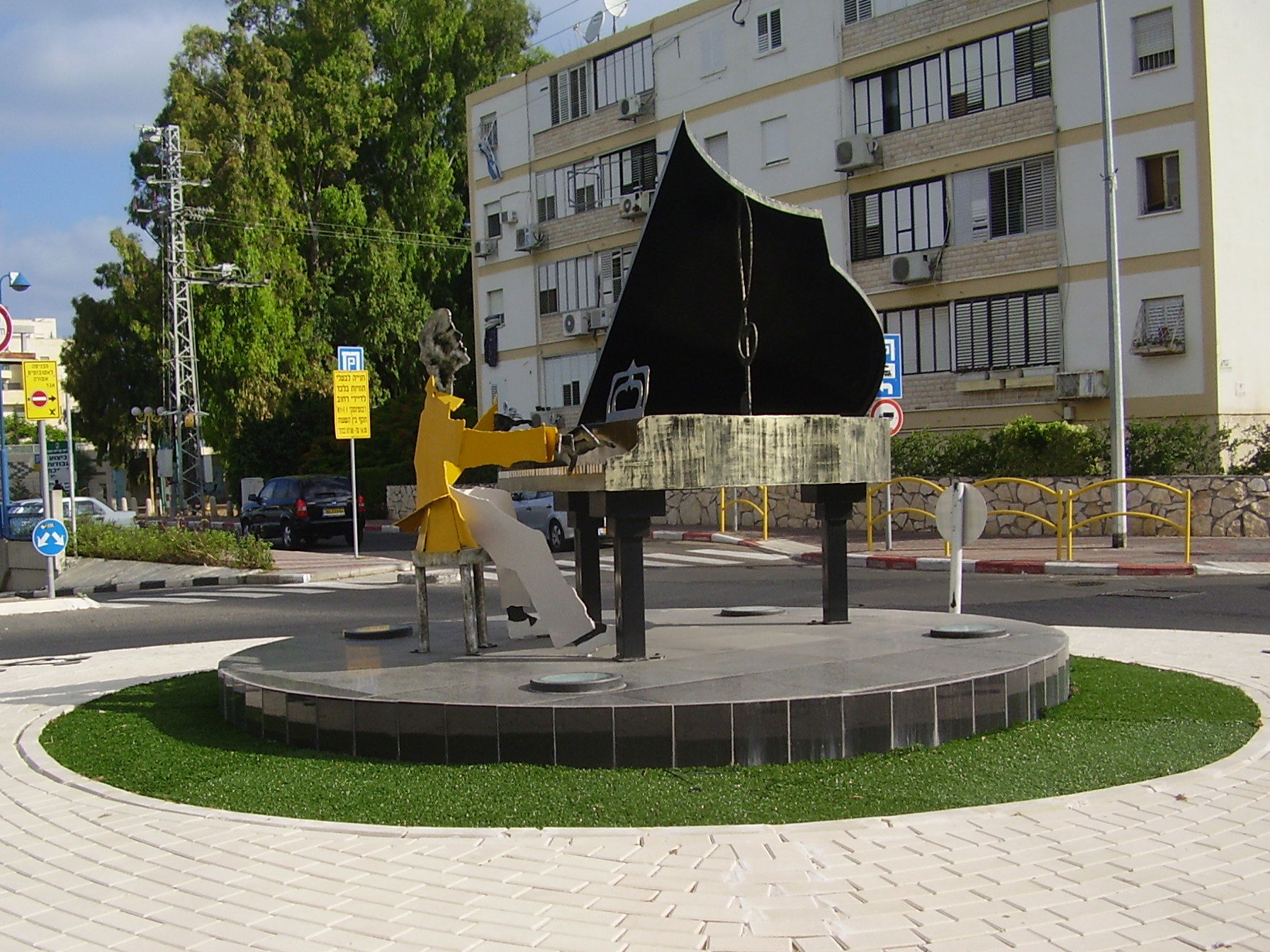 Kiryat Motzkin pianist Square (now replaced by a locomotive)