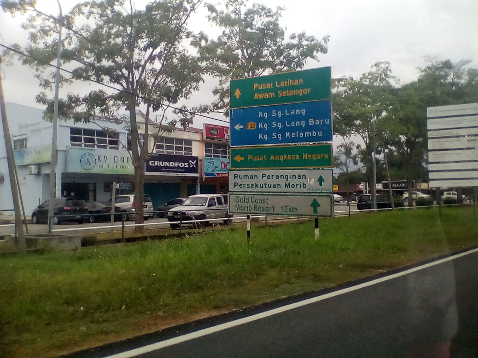 Traffic sign in Banting, located in Kuala Langat District, Sela…