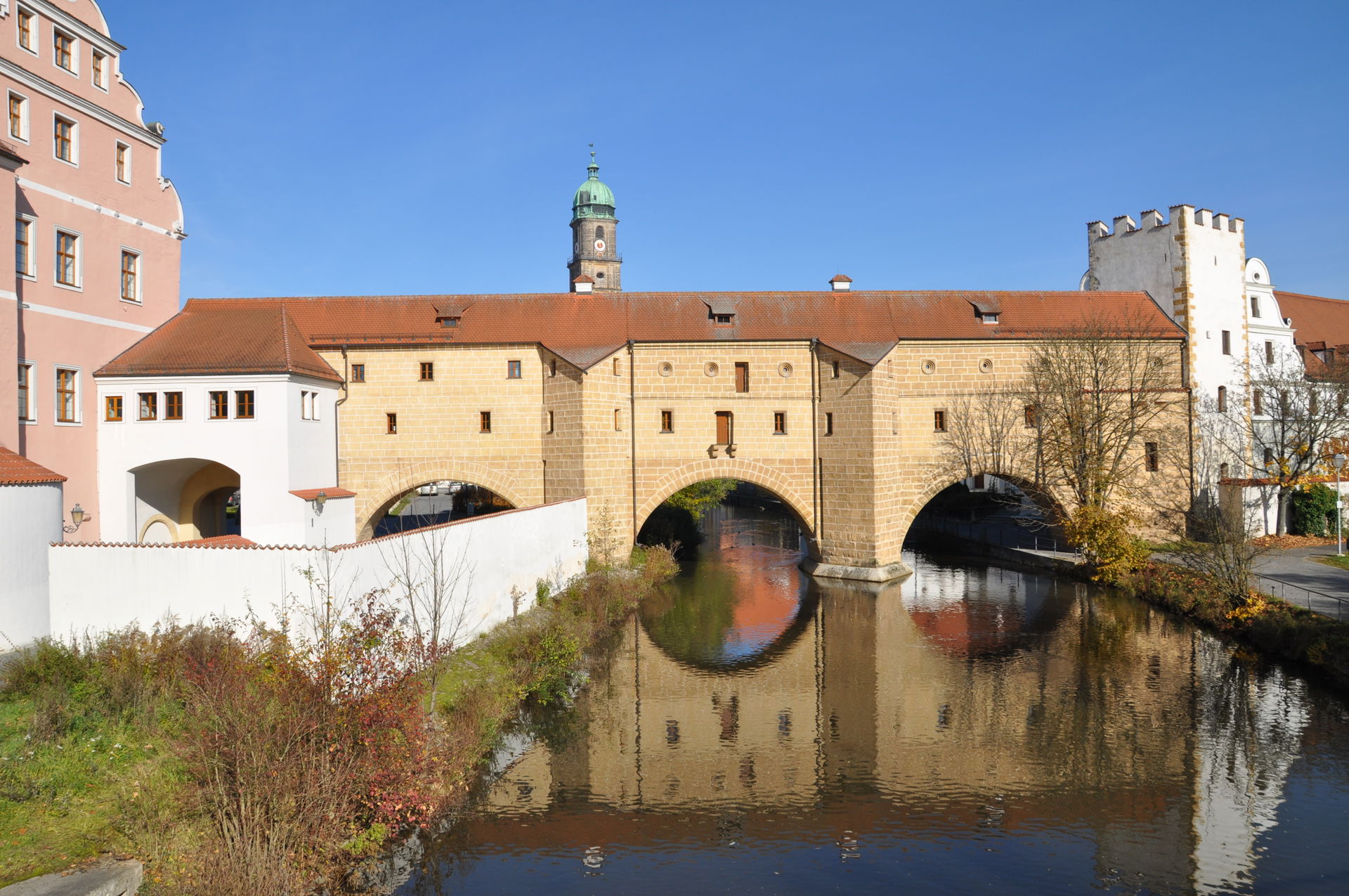 Die Stadtbrille verbindet als Teil des Schlosskomplexes das ehe…