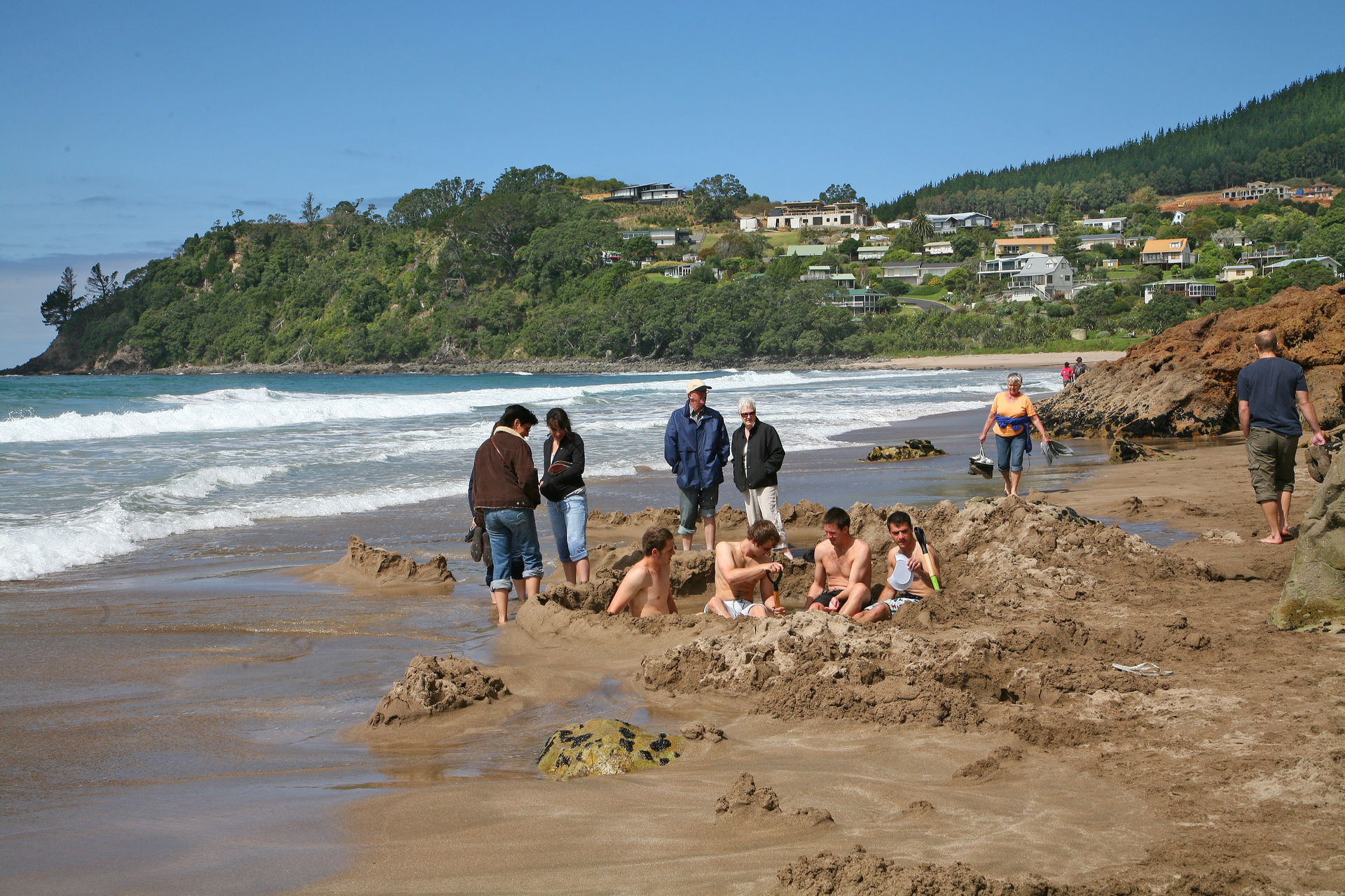 Hot Water Beach, a beach on the Pacific coast near Whitianga (C…