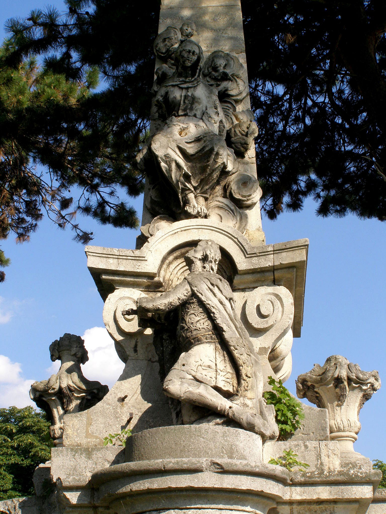 Detail figurálnej výzdoby stĺpa pred kašieľom