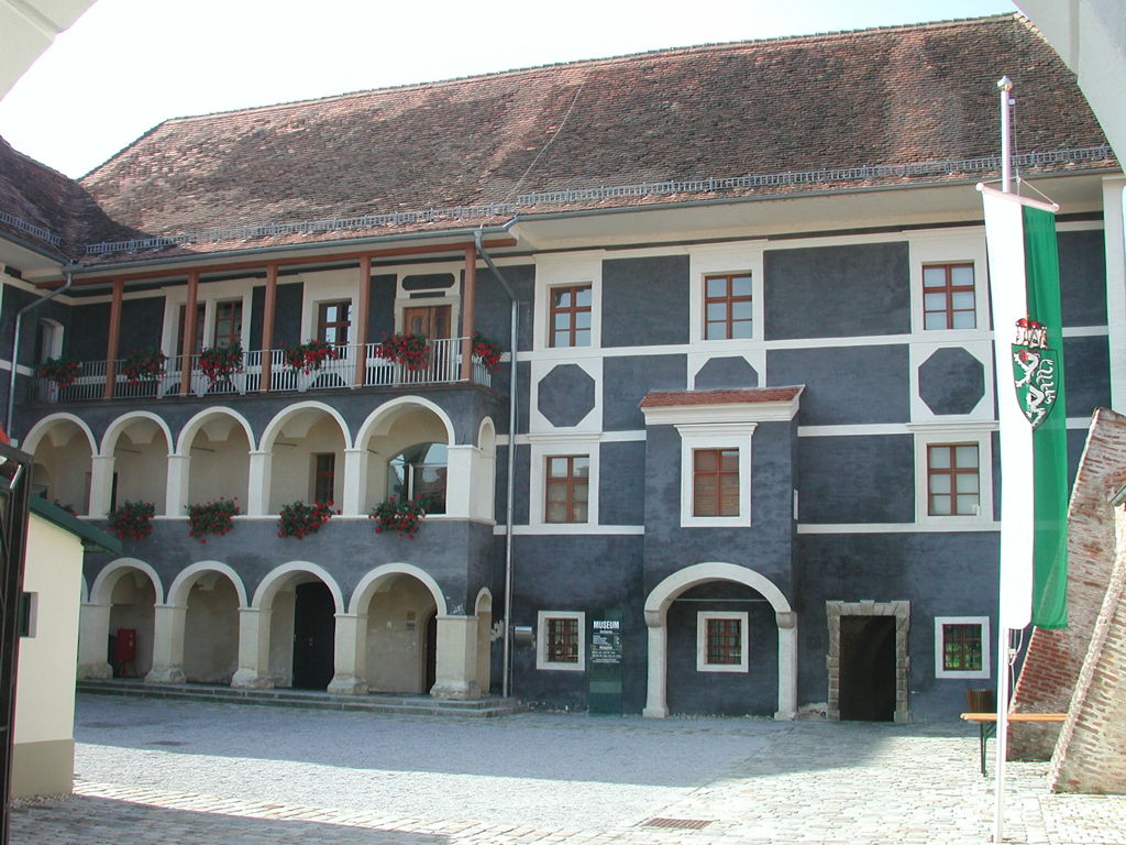 Hof der Pfeilburg in Fürstenfeld




 

This media shows the pr…