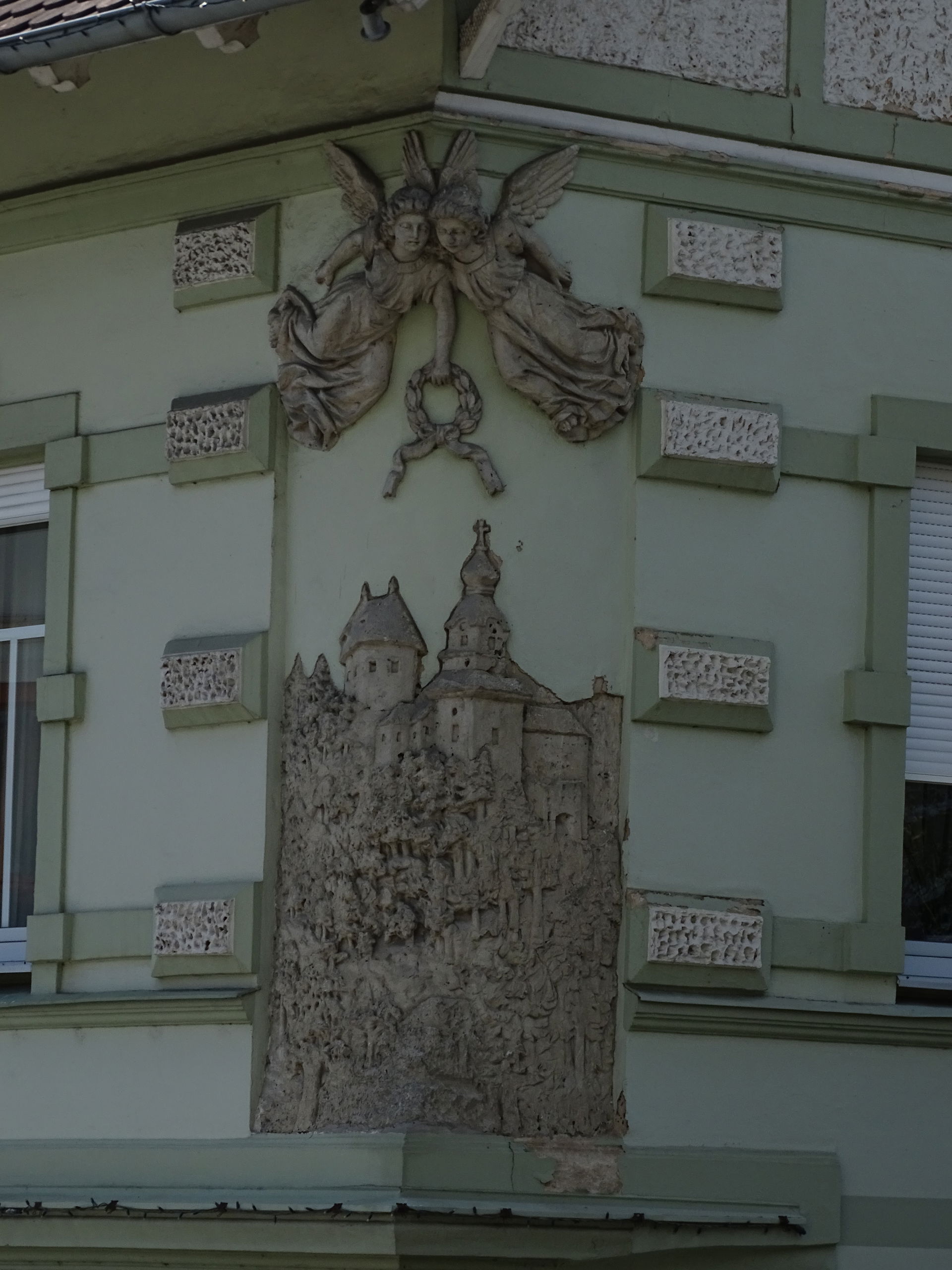 Relief an der Fassade des Hauses mit der Adresse Europaplatz Nr…